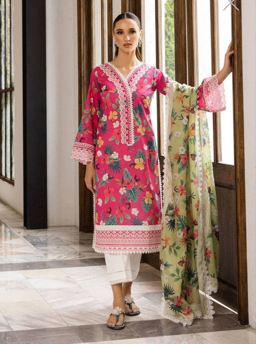 img_zainab_chottani_tahra_lawn_23_awwal_boutique
