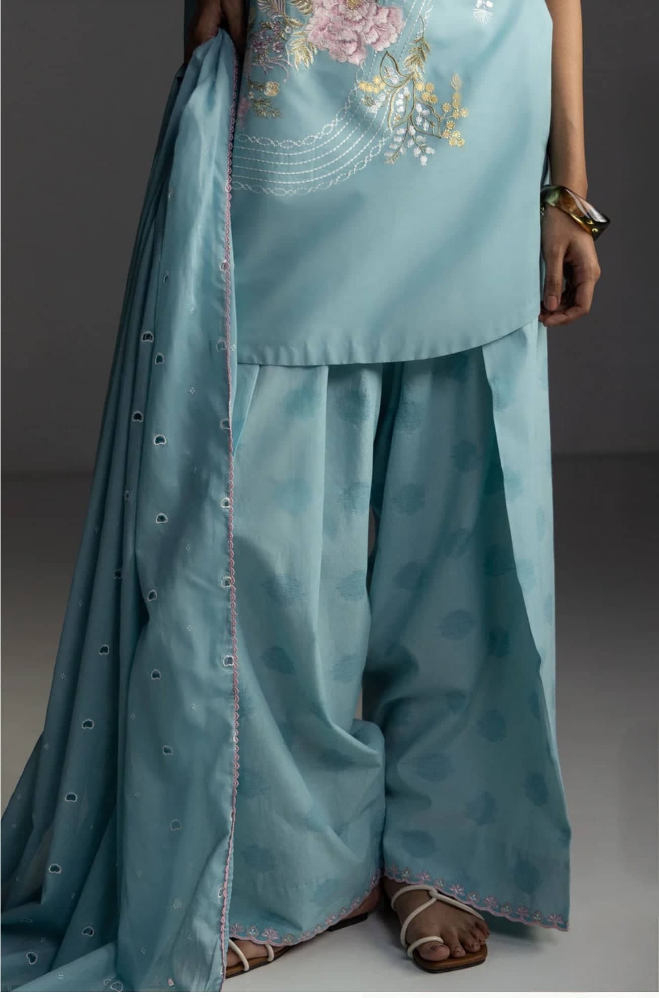 img_coco_lawn_26_awwal_boutique