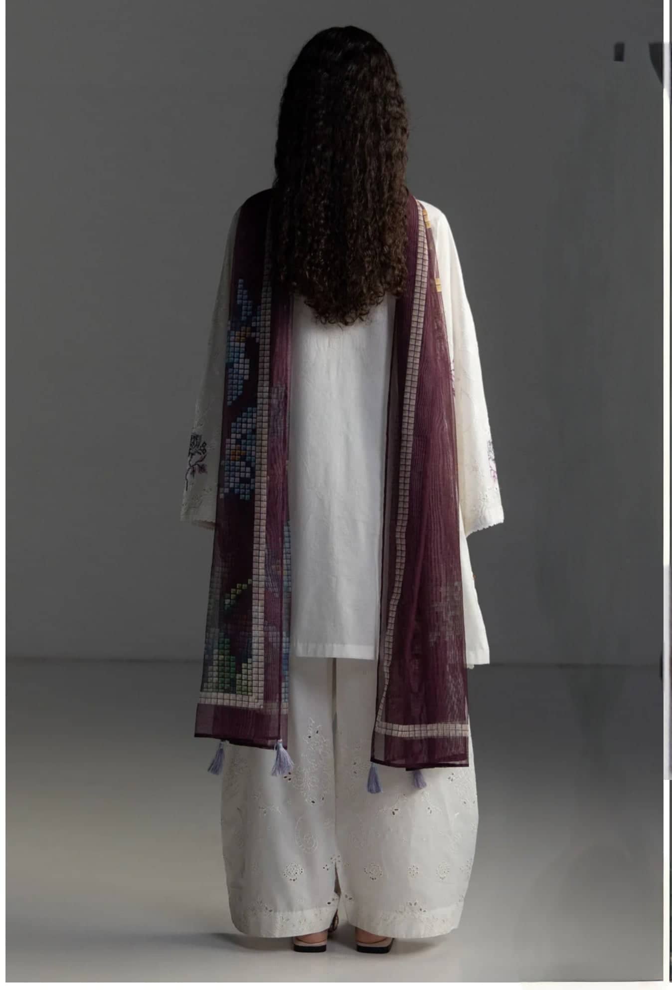 img_coco_lawn_26_awwal_boutique