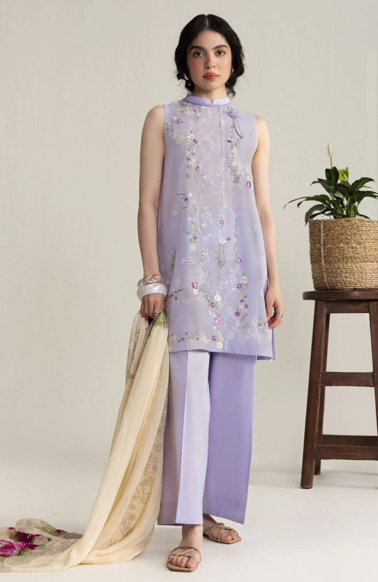 img_coco_lawn_awwal_boutique