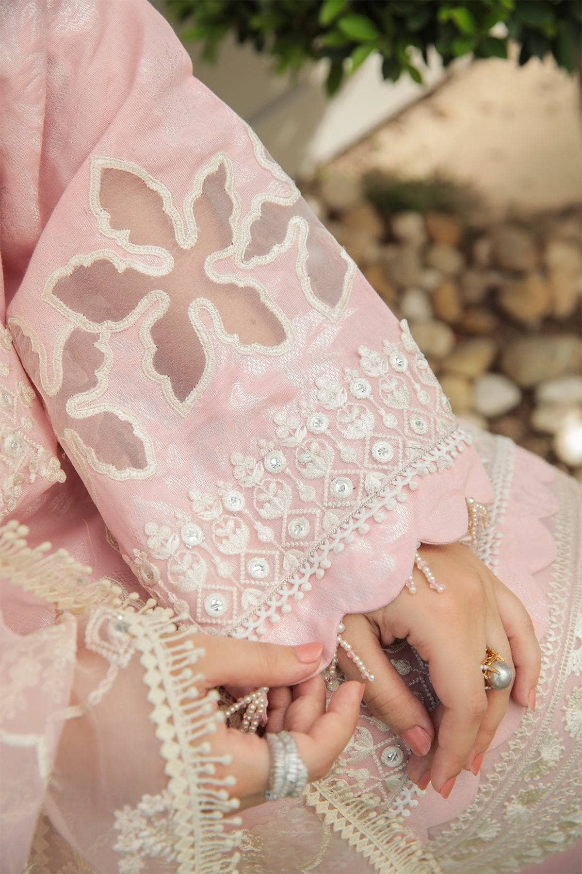 img_baroque_exclsuive_unstitched_lawn_23_awwal_boutique