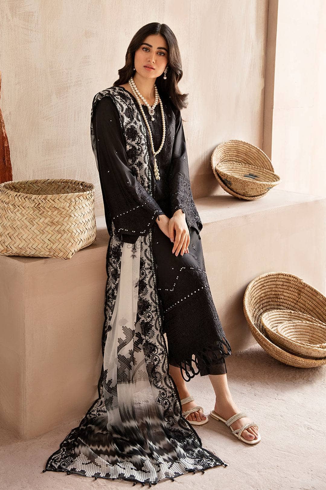 img_Nureh_koyal_monochrome_awwal_boutique