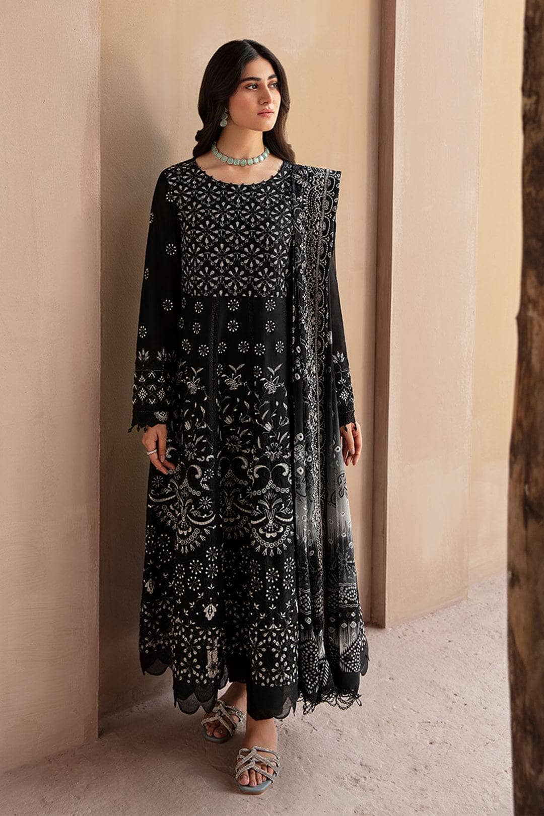 img_Nureh_koyal_monochrome_awwal_boutique