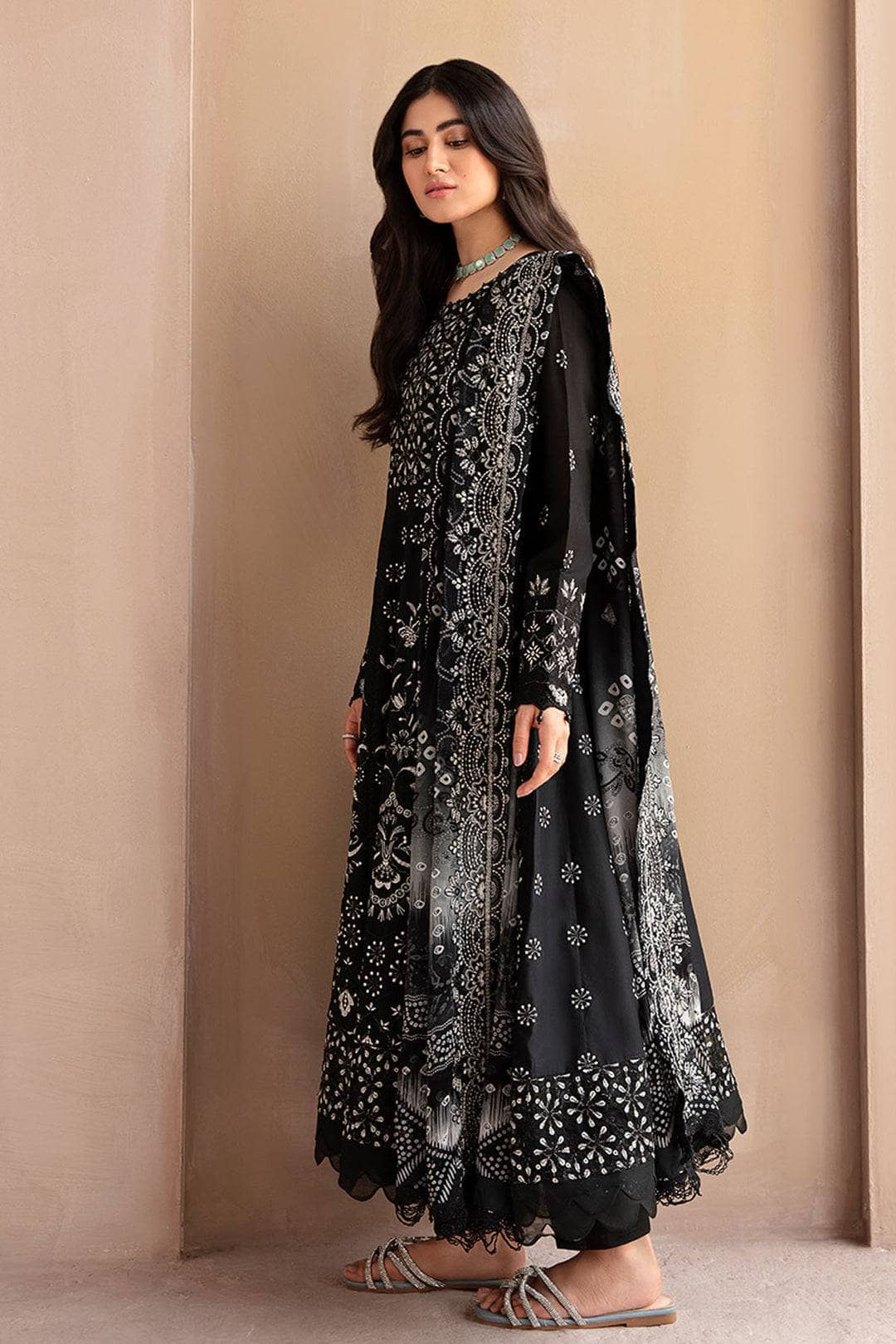 img_Nureh_koyal_monochrome_awwal_boutique