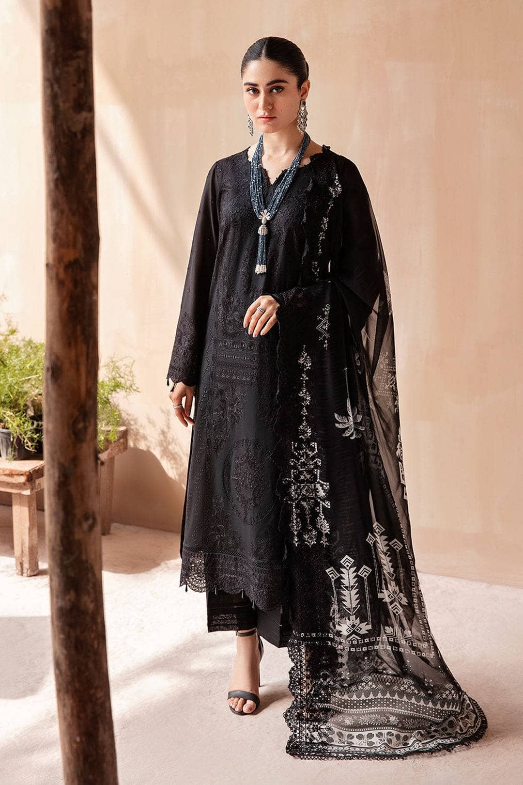 img_Nureh_koyal_monochrome_awwal_boutique