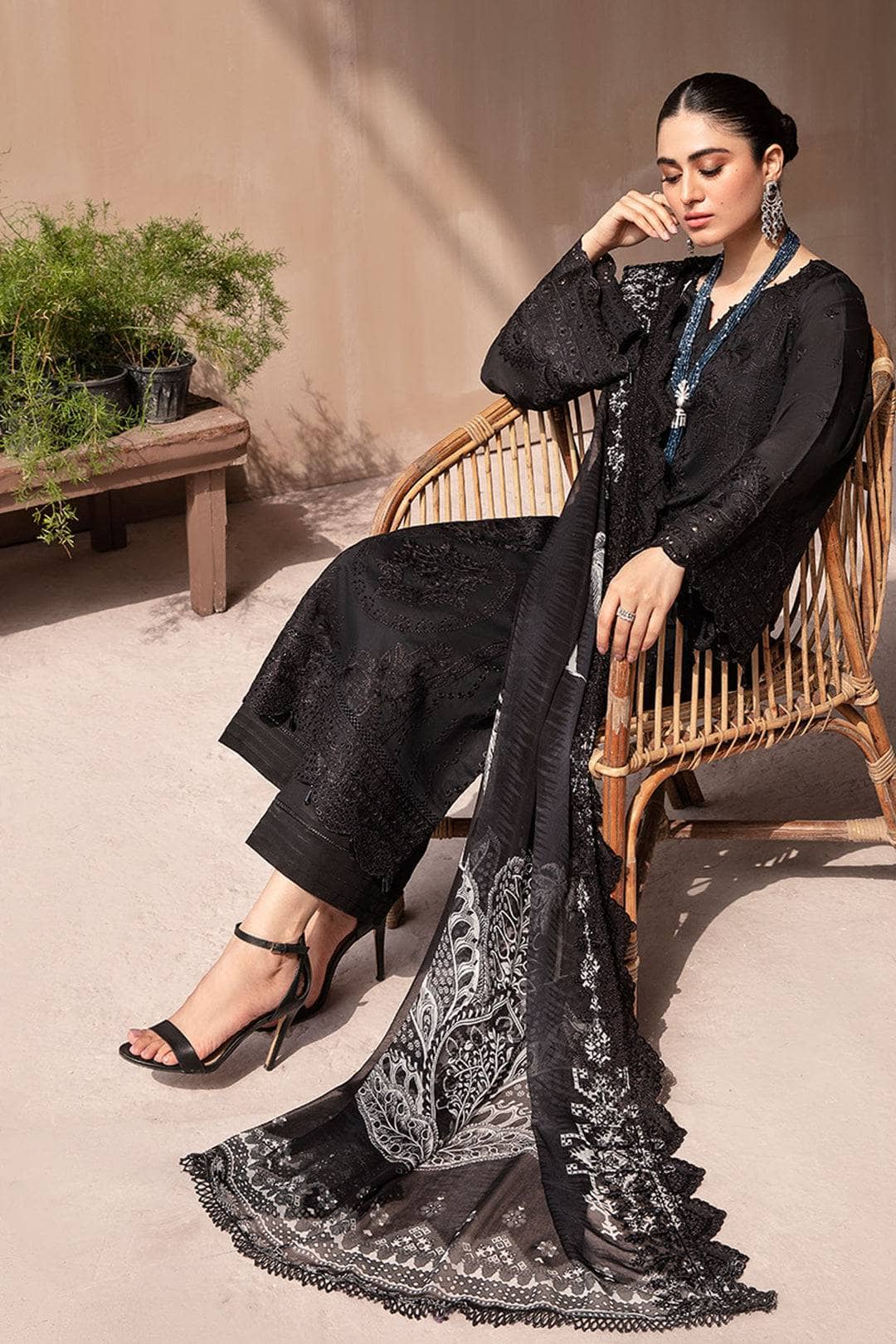 img_Nureh_koyal_monochrome_awwal_boutique