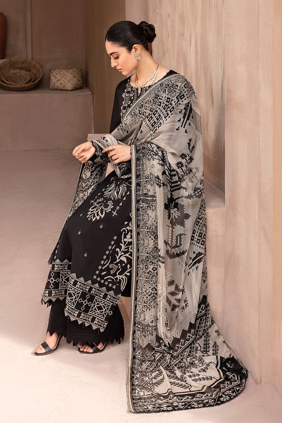 img_Nureh_koyal_monochrome_awwal_boutique