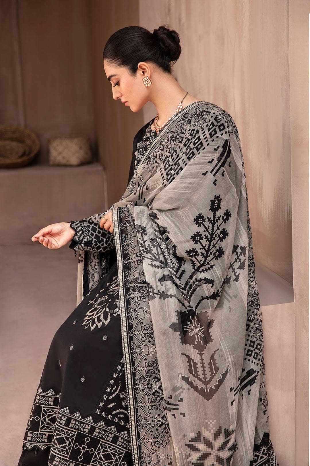 img_Nureh_koyal_monochrome_awwal_boutique