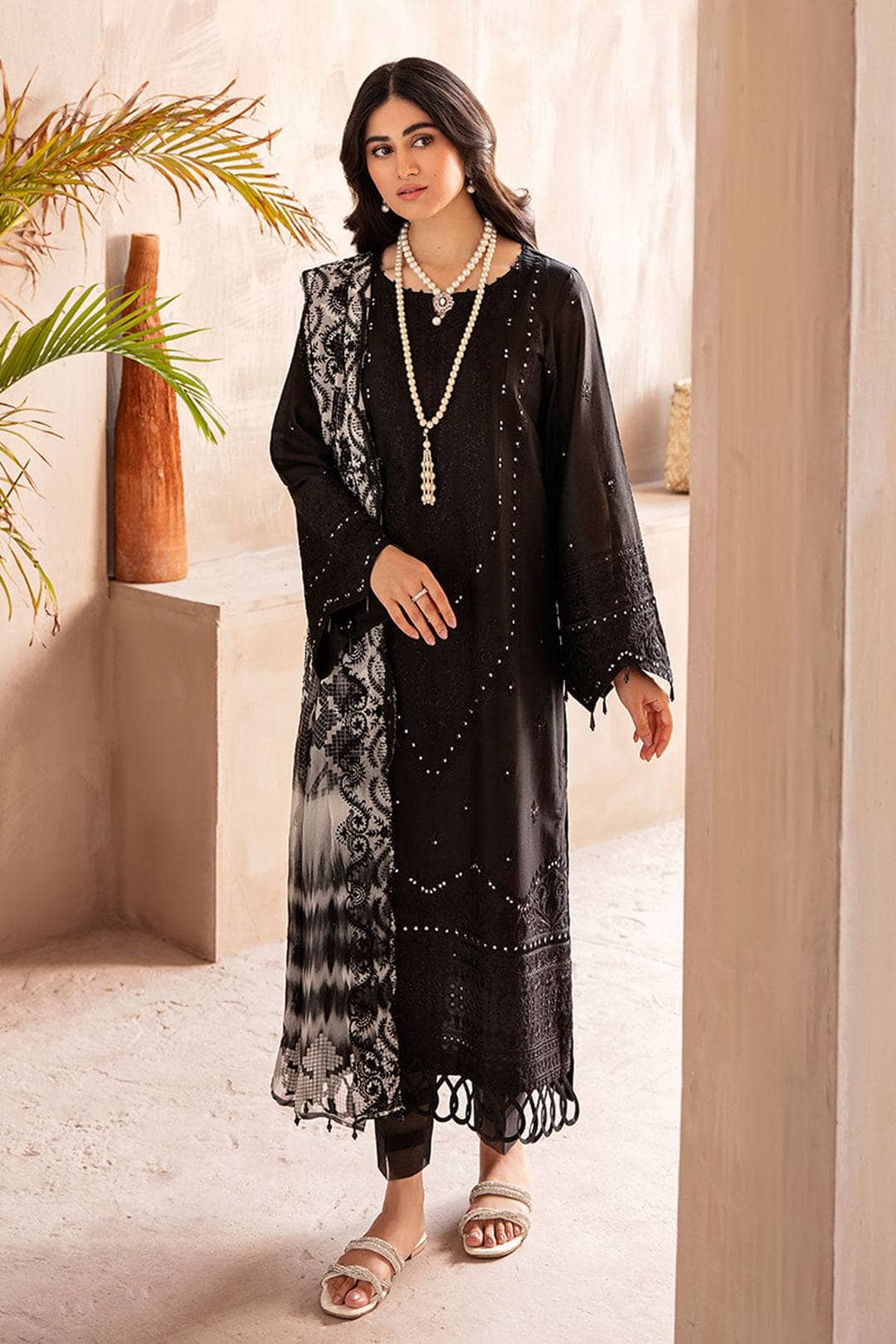 img_Nureh_koyal_monochrome_awwal_boutique