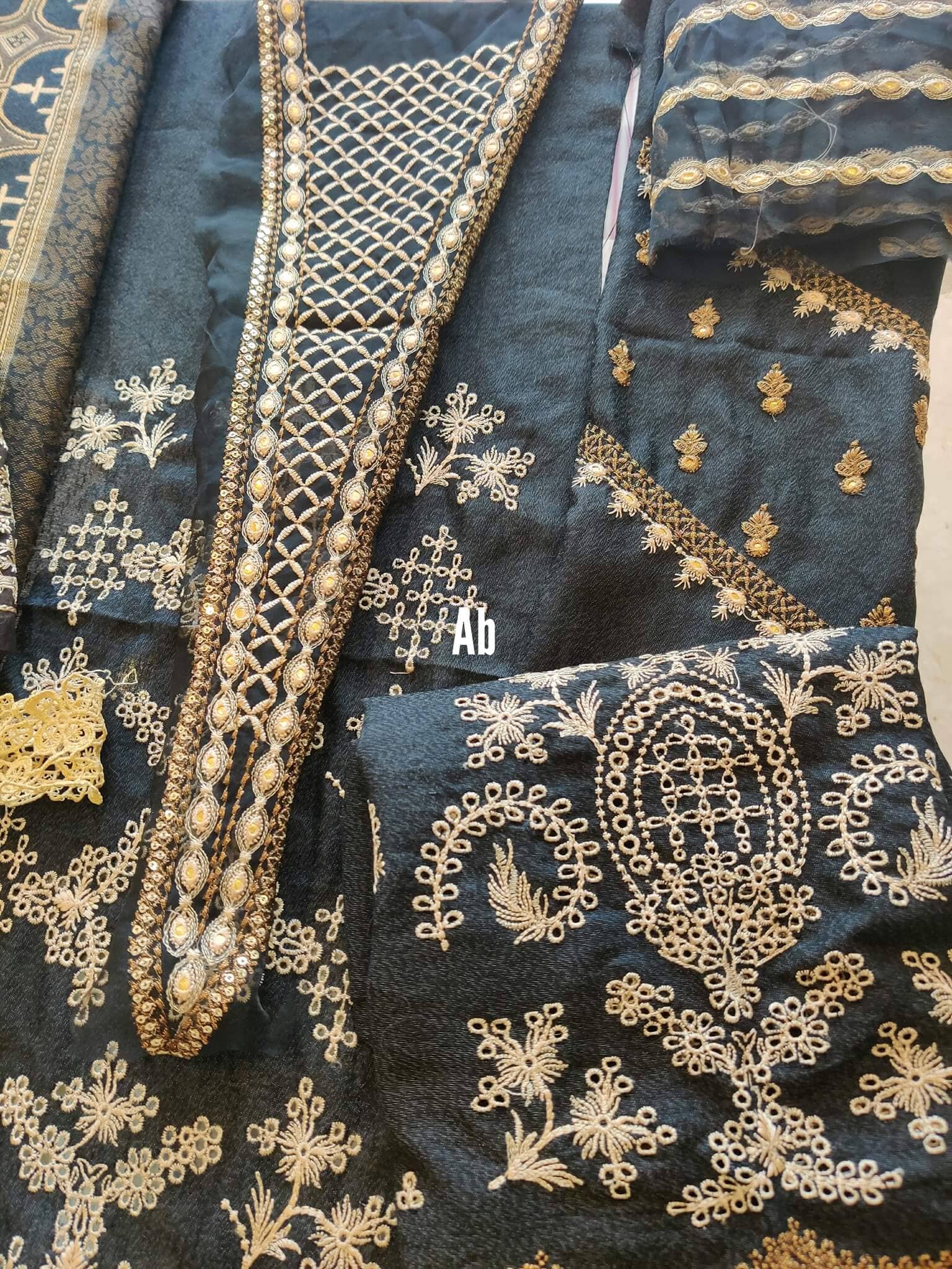 img_open_pics_qalamkar_luxury_shawls_collection_awwal_boutique