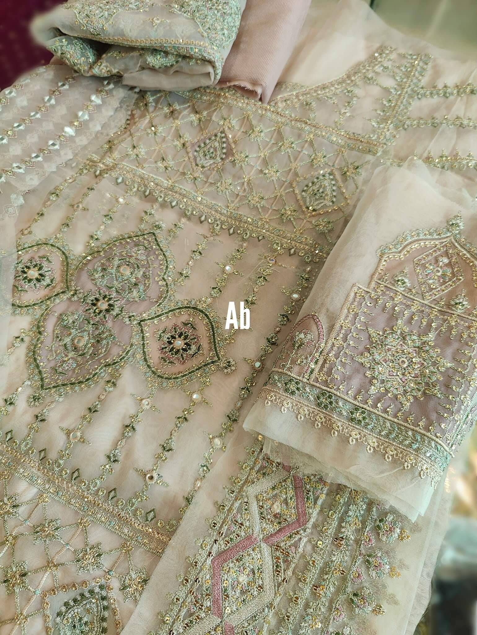 img_open_pic_qalamkar_festive_awwal_boutique