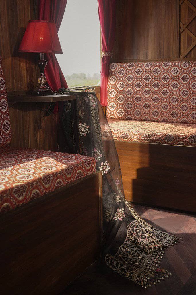 img_qalamkar_luxury_lawn_2021_awwal_boutique