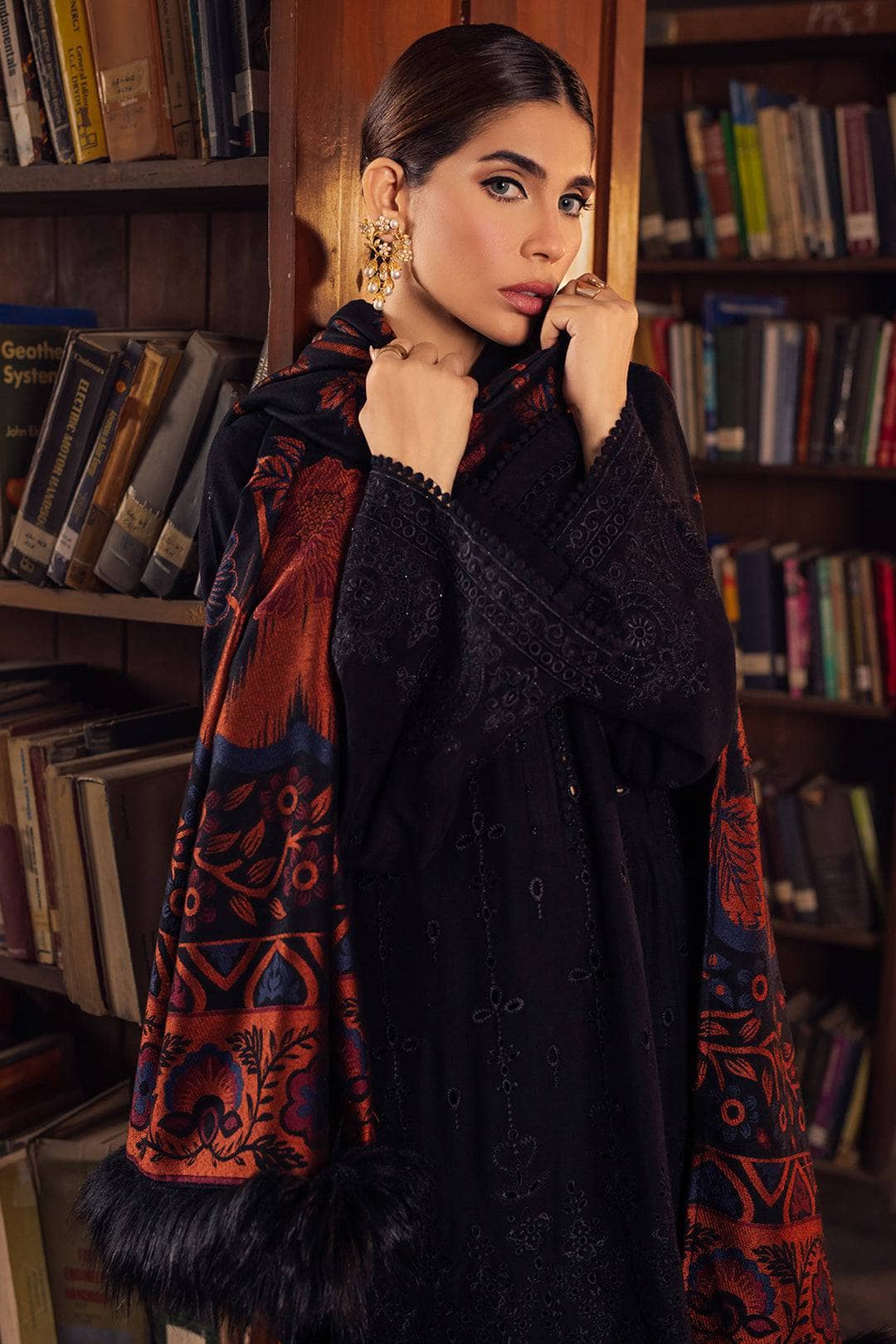 img_nureh_leather_peach_jacquard_shawl_awwal_boutique