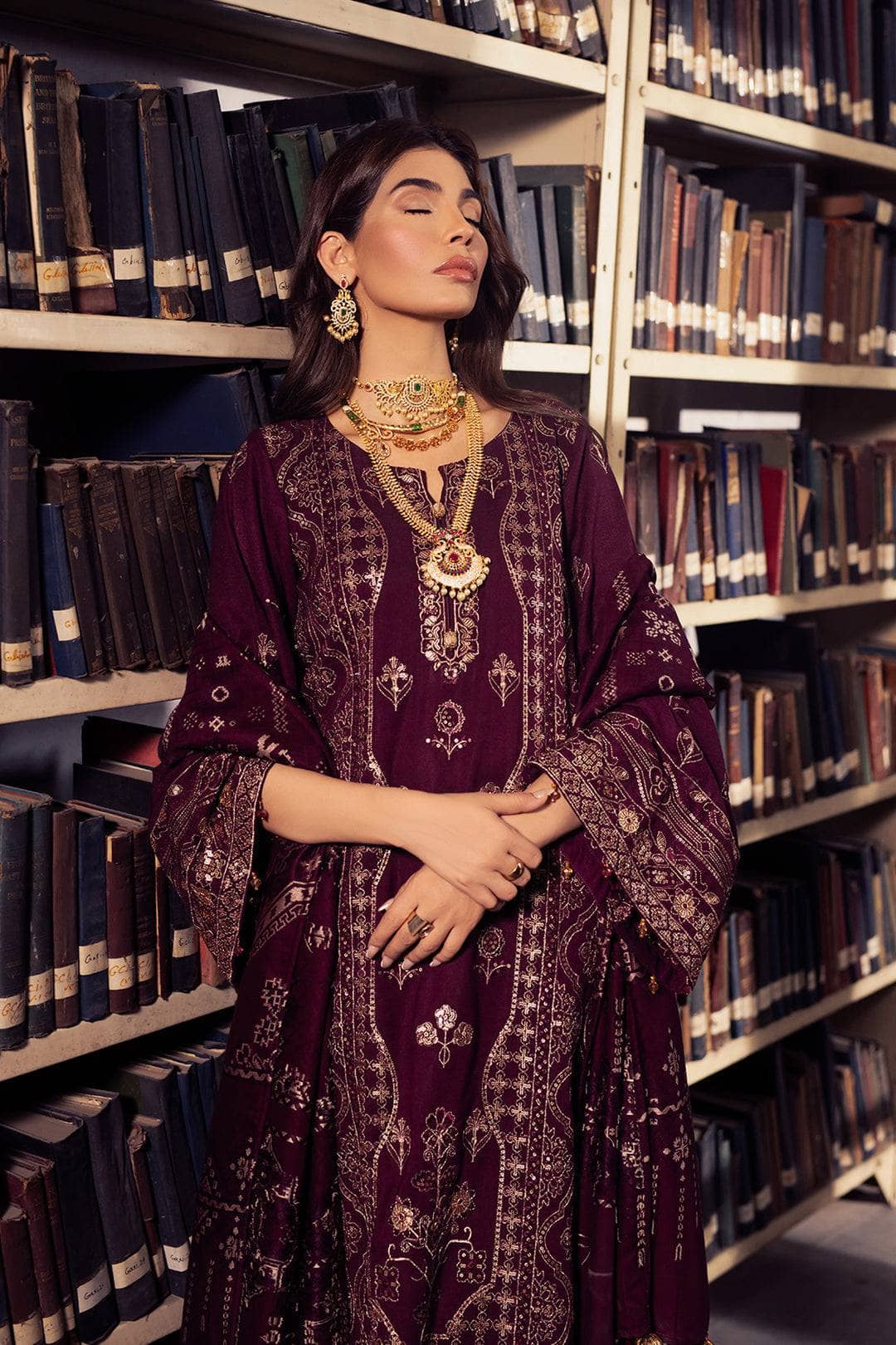 img_nureh_leather_peach_jacquard_shawl_awwal_boutique