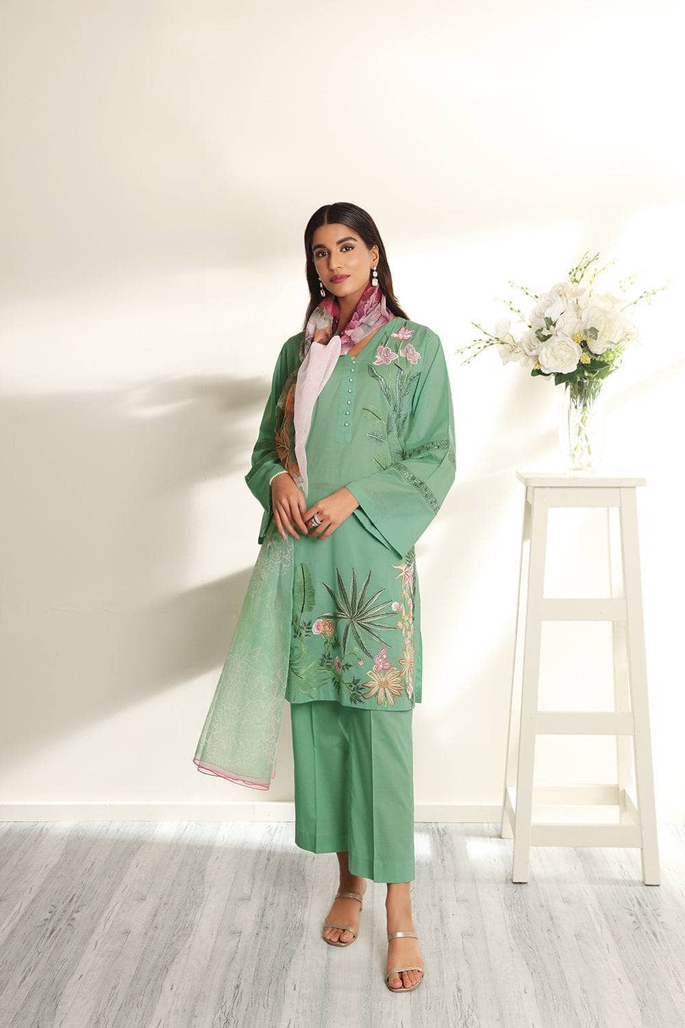img_nishat_linen_lawn_2022_awwal_boutique