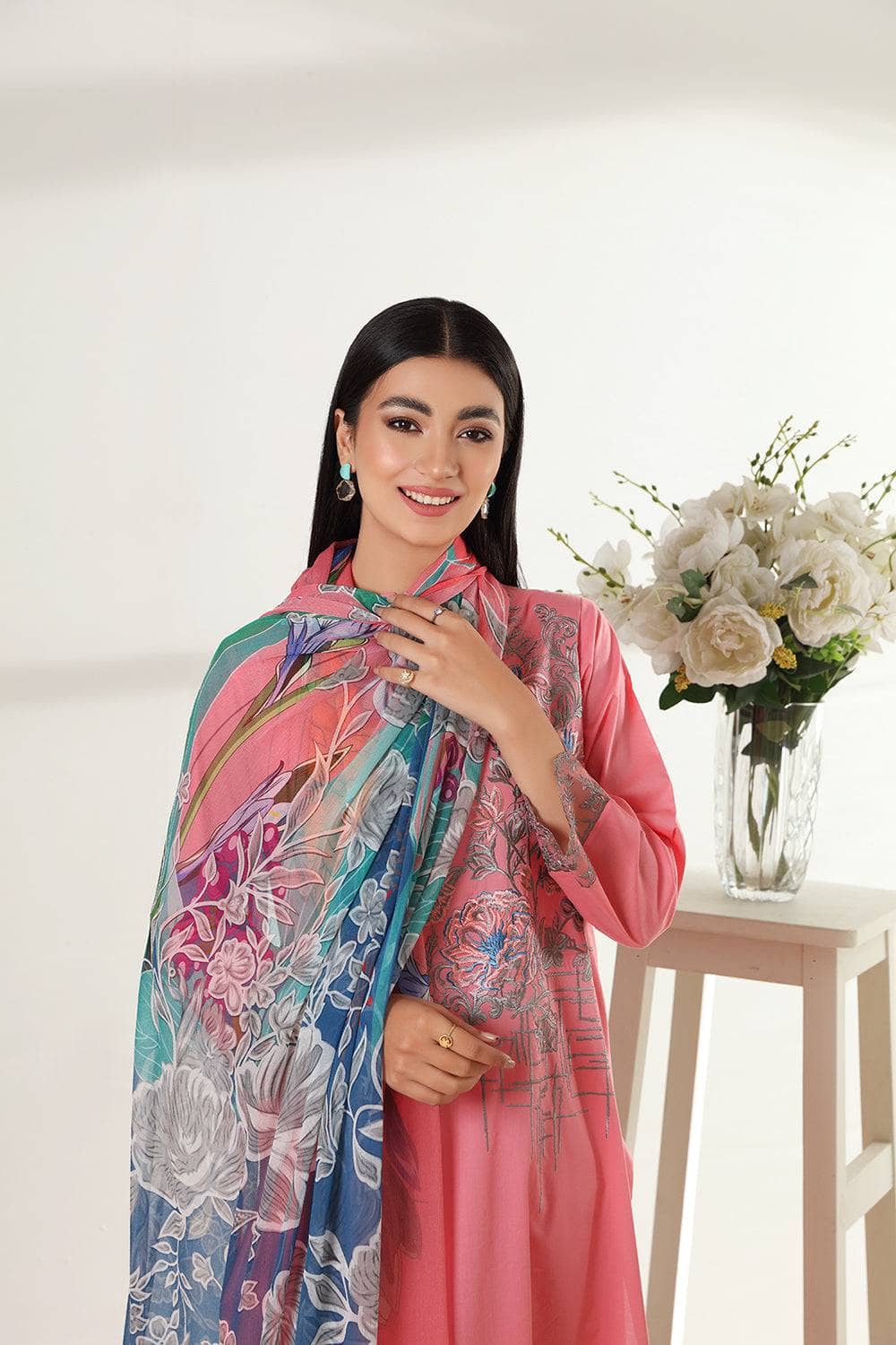 img_nishat_linen_lawn_2022_awwal_boutique