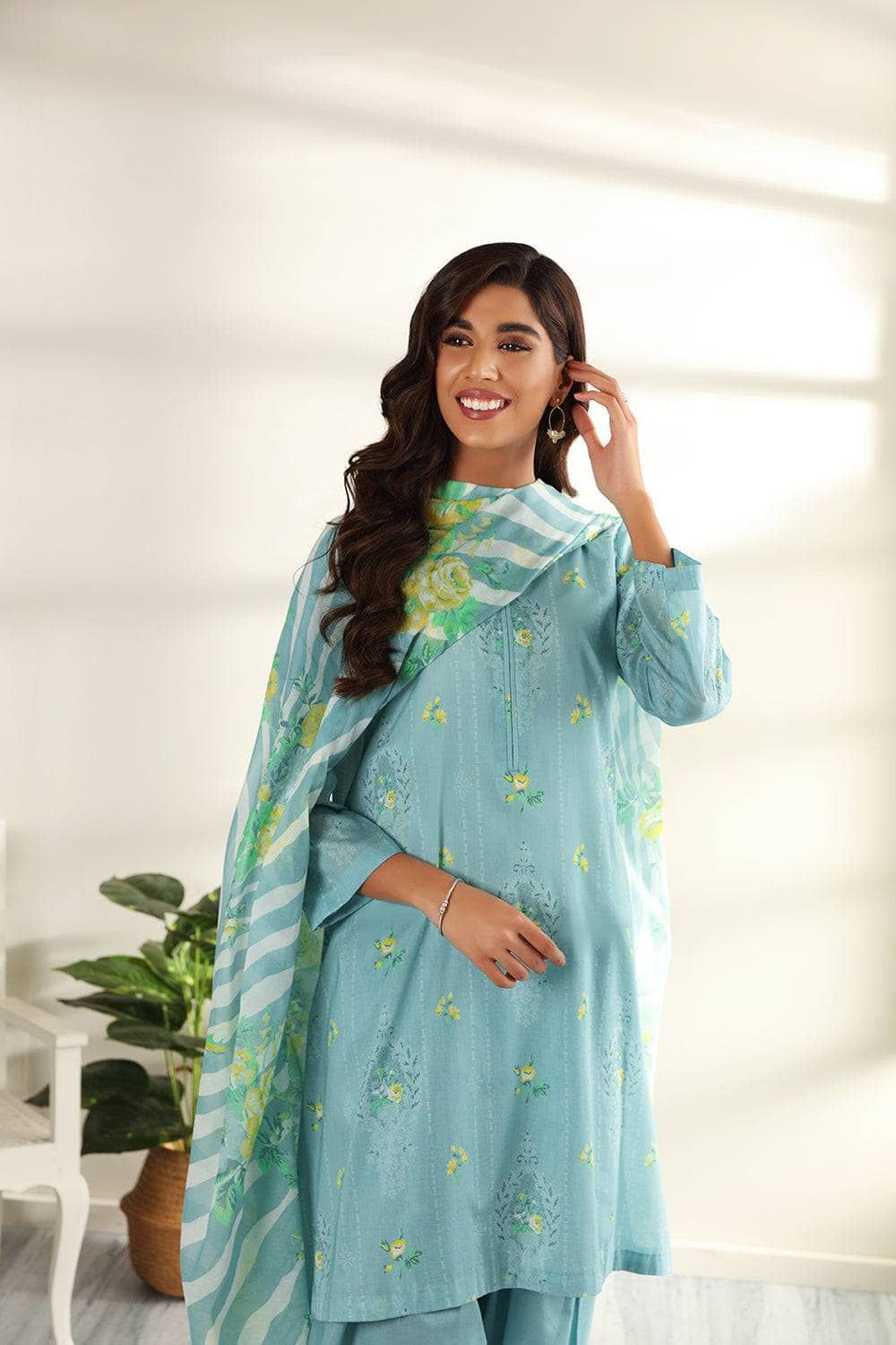 img_nishat_linen_lawn_2022_awwal_boutique