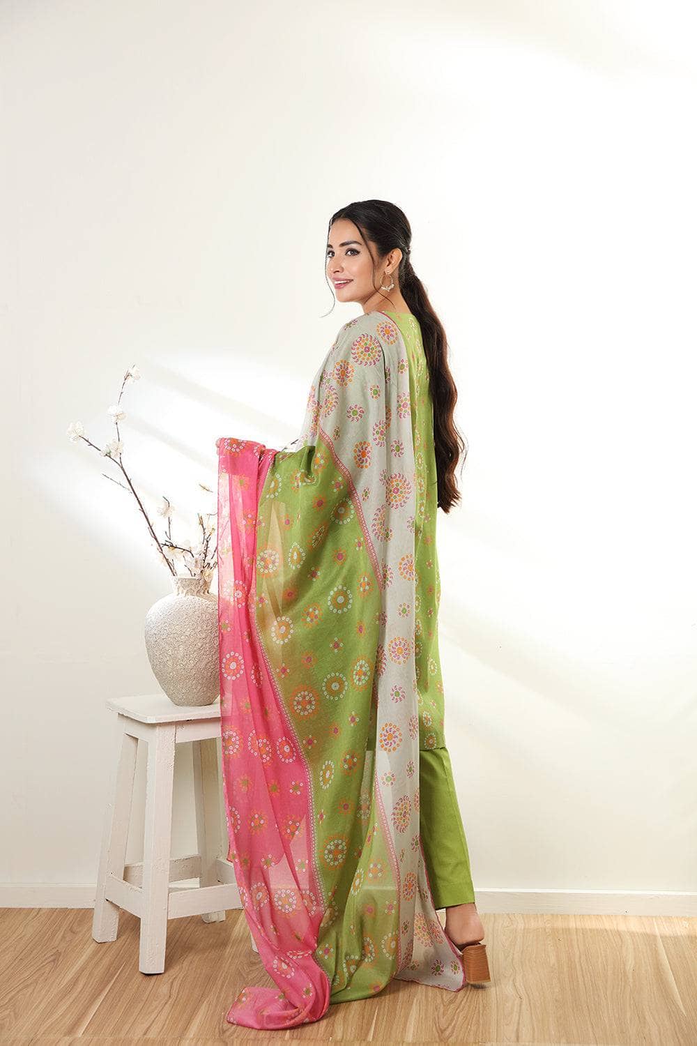 img_nishat_linen_lawn_2022_awwal_boutique