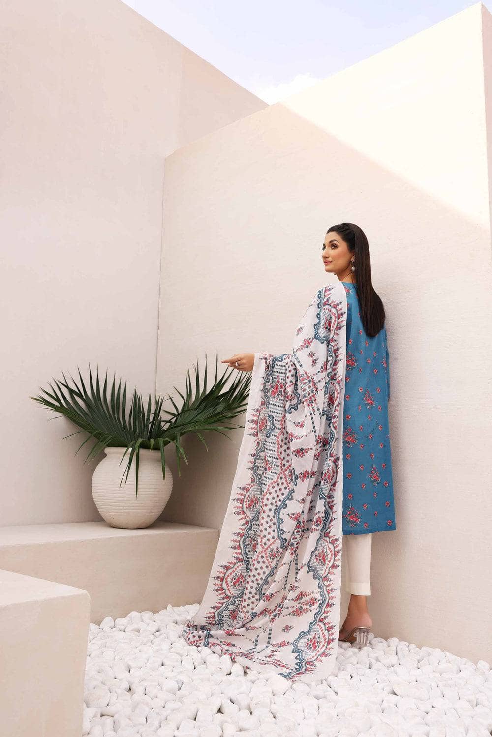 Img_nishat_lawn_nisha_awwal_boutique