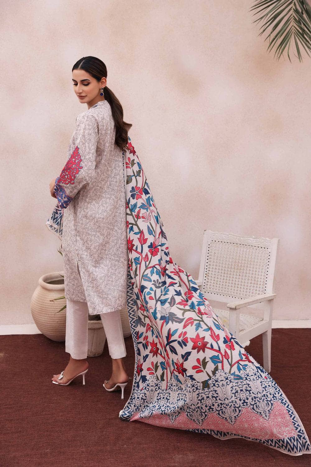 Img_nishat_lawn_nisha_23_awwal_boutique