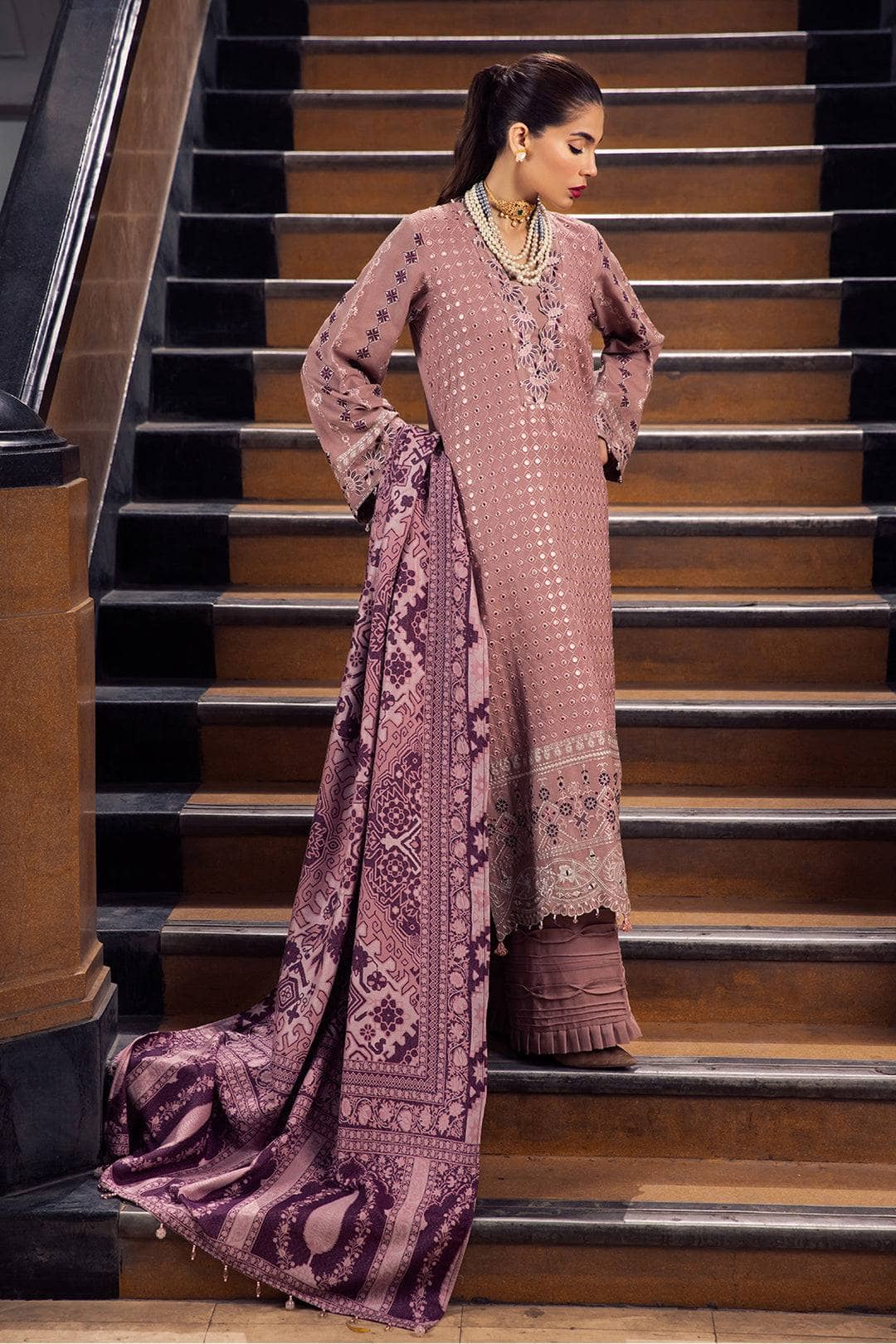 img_nureh_leather_peach_jacquard_shawl_awwal_boutique