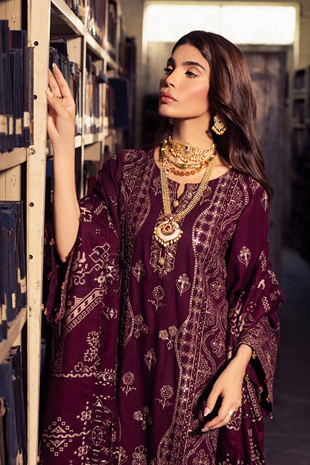 img_nureh_leather_peach_jacquard_shawl_awwal_boutique