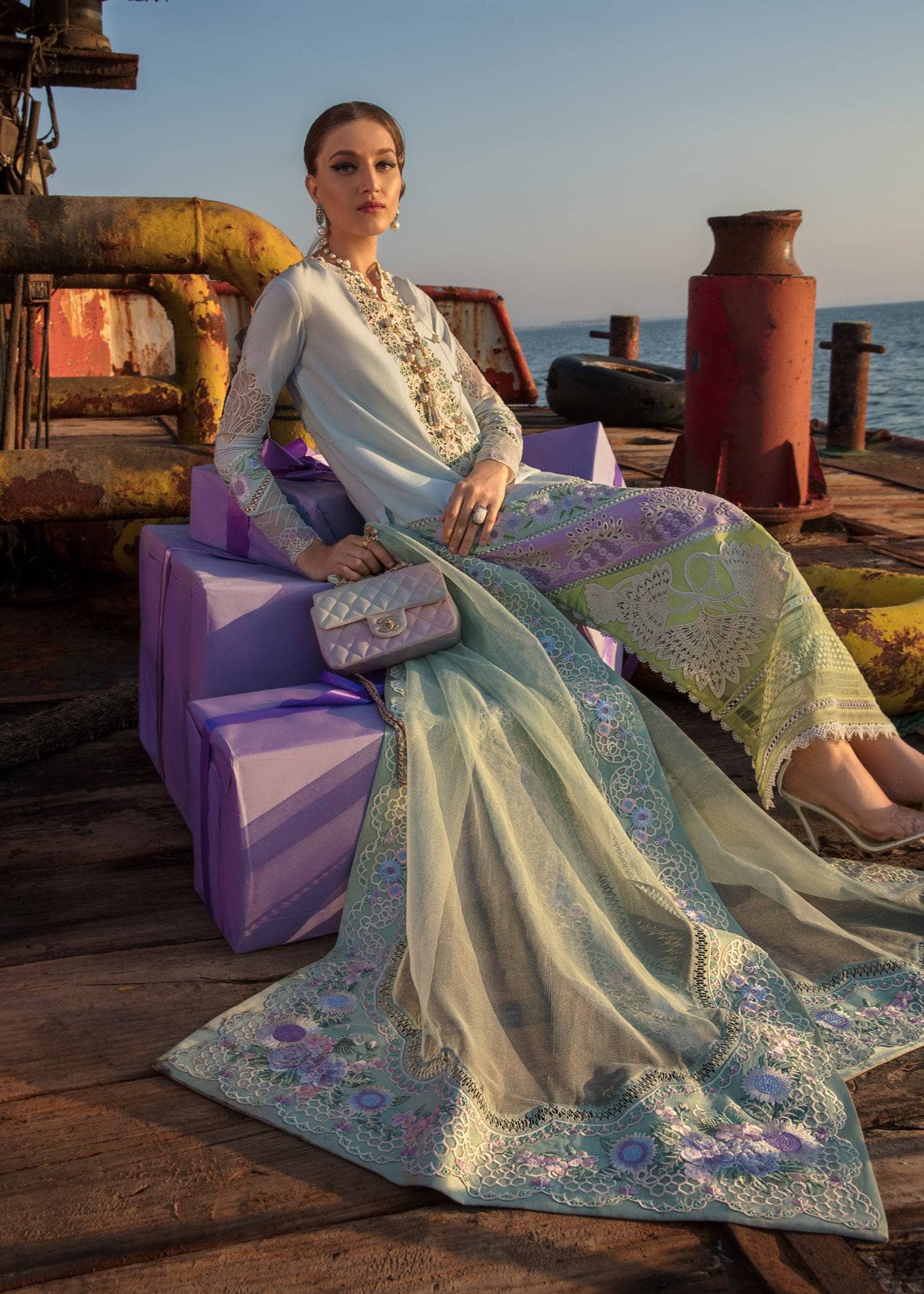 img_crimson_lawn_by_saira_shakira_awwal_boutique