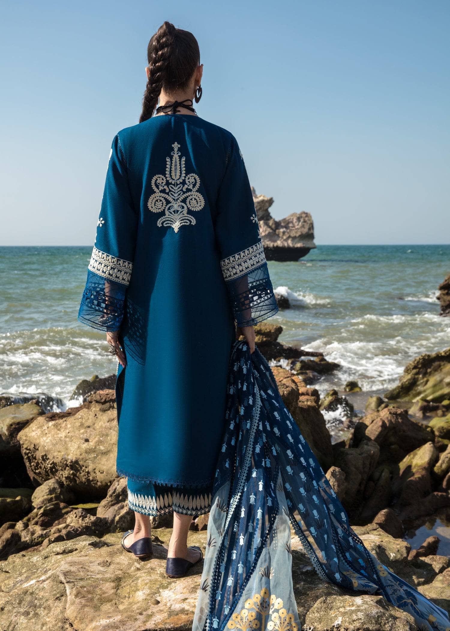 img_crimson_lawn_by_saira_shakira_awwal_boutique