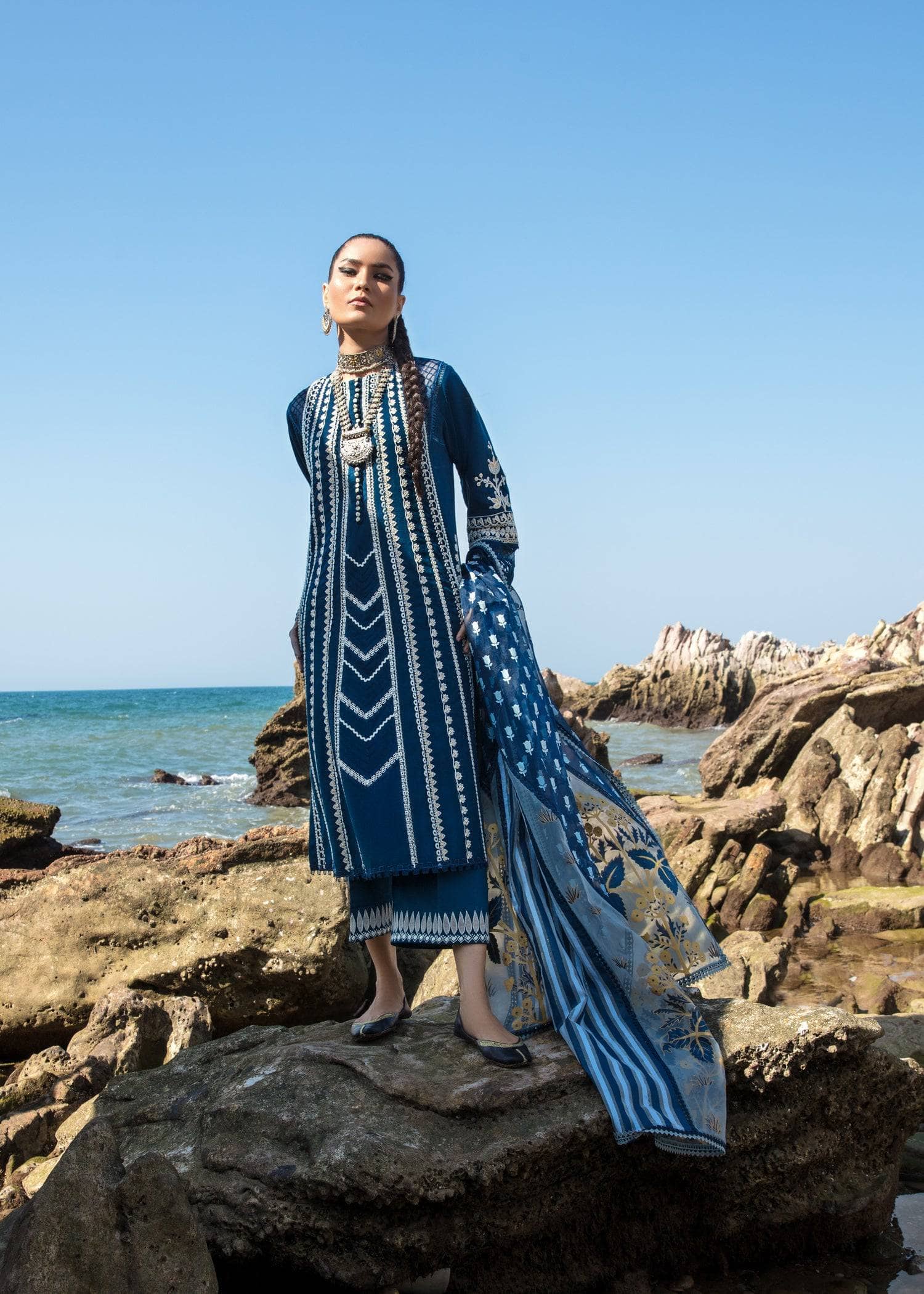 img_crimson_lawn_by_saira_shakira_awwal_boutique