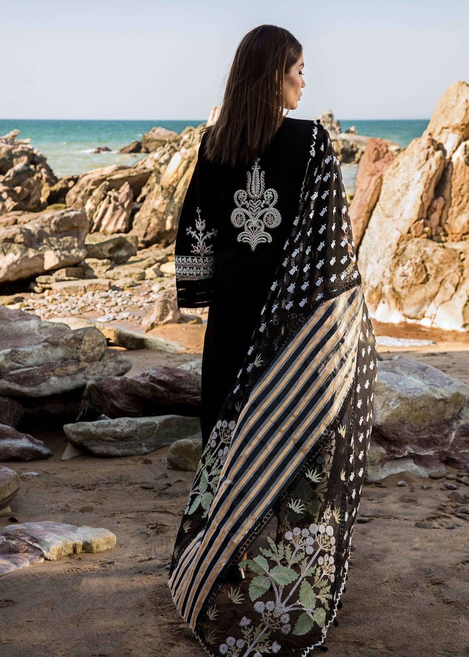 img_crimson_lawn_by_saira_shakira_awwal_boutique