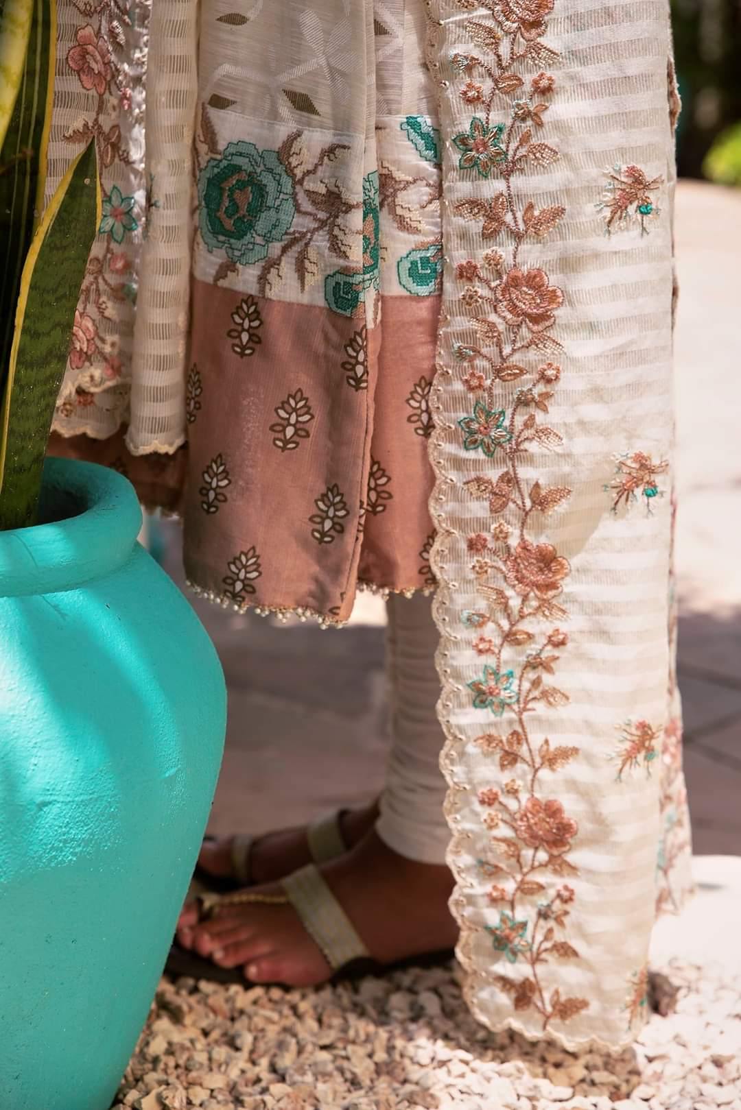 img_qalamkar_lawn_2020_awwal_boutique