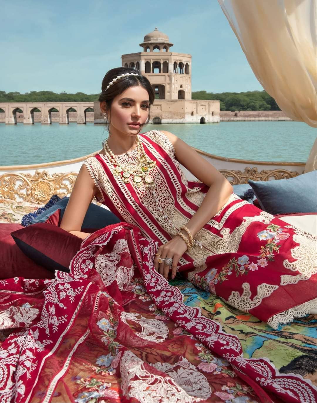 img_crimson_lawn_by_saira_shakira_awwal_boutique