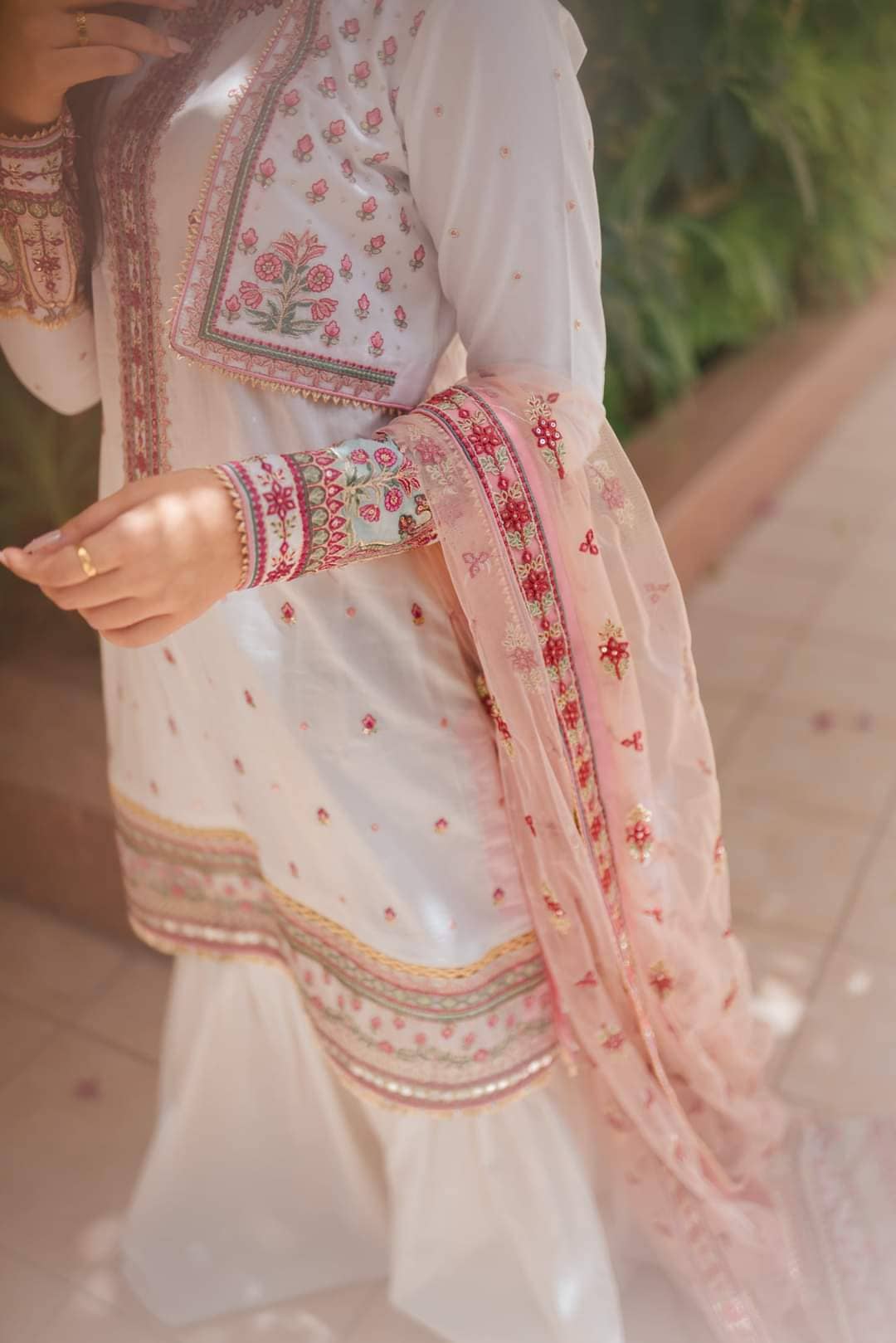 img_qalamkar_luxury_lawn_2021_awwal_boutique