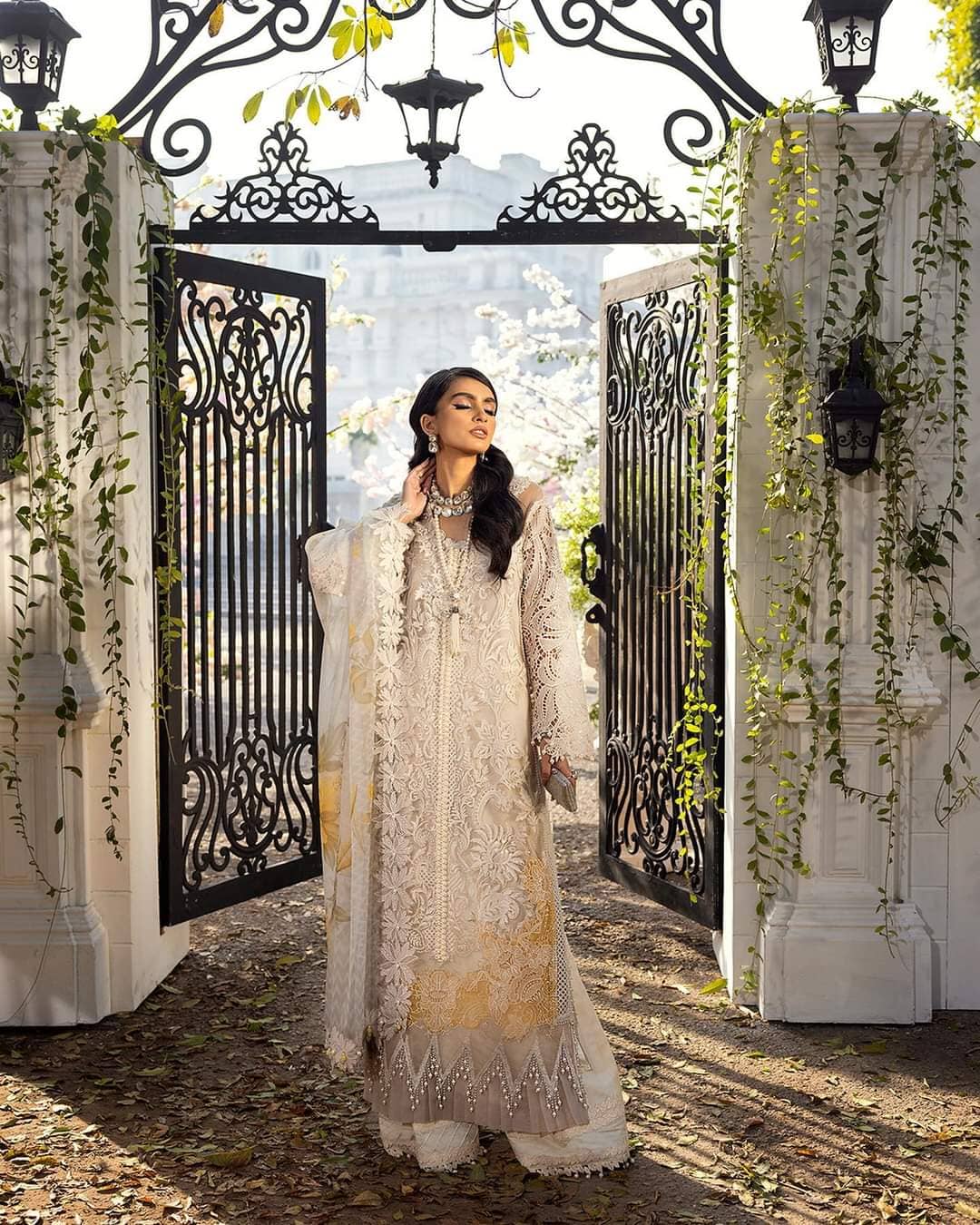 img_sana_safinaz_luxury_lawn_22_awwal_boutique