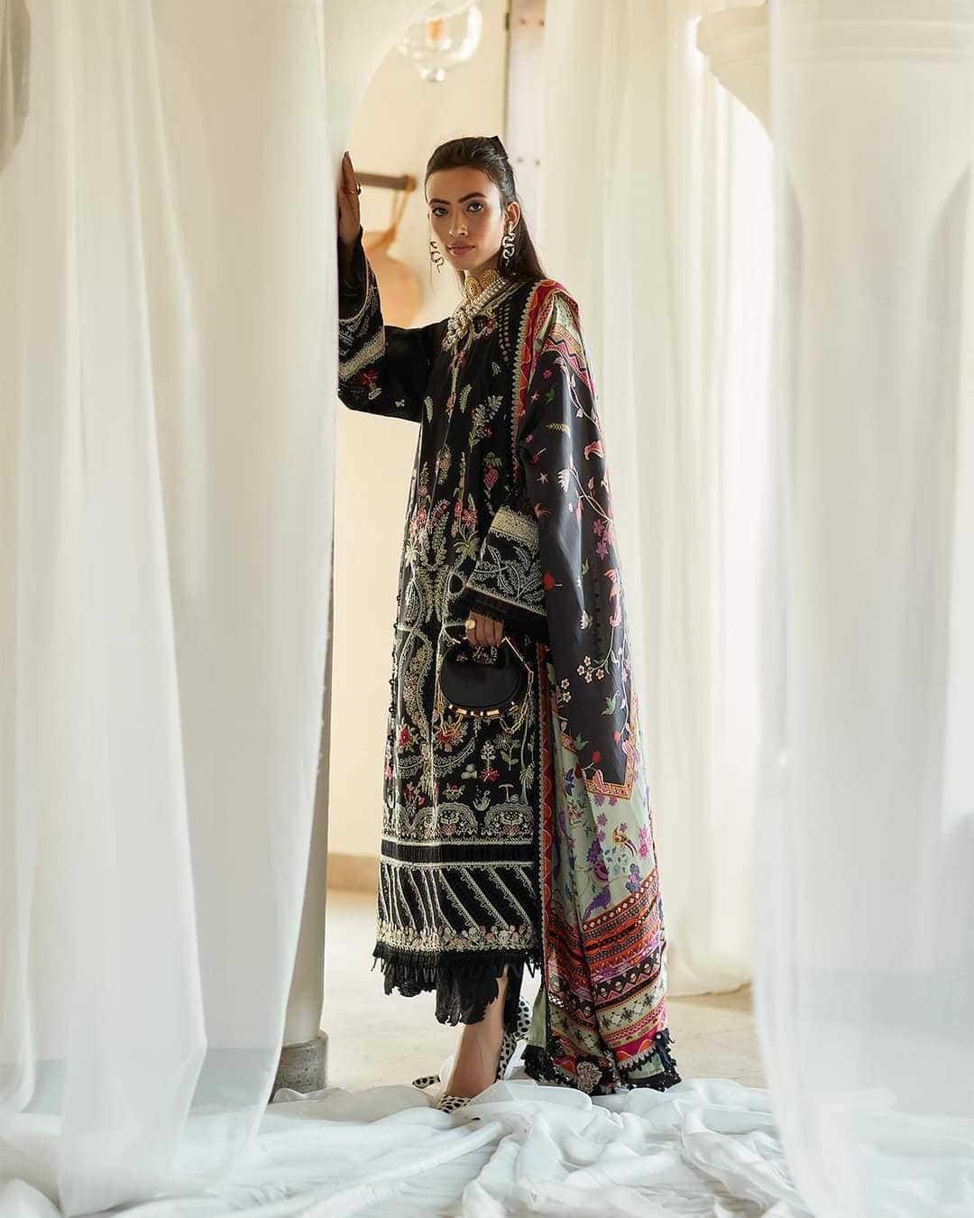 img_suffuse_lawn_collection_22_awwal_boutique