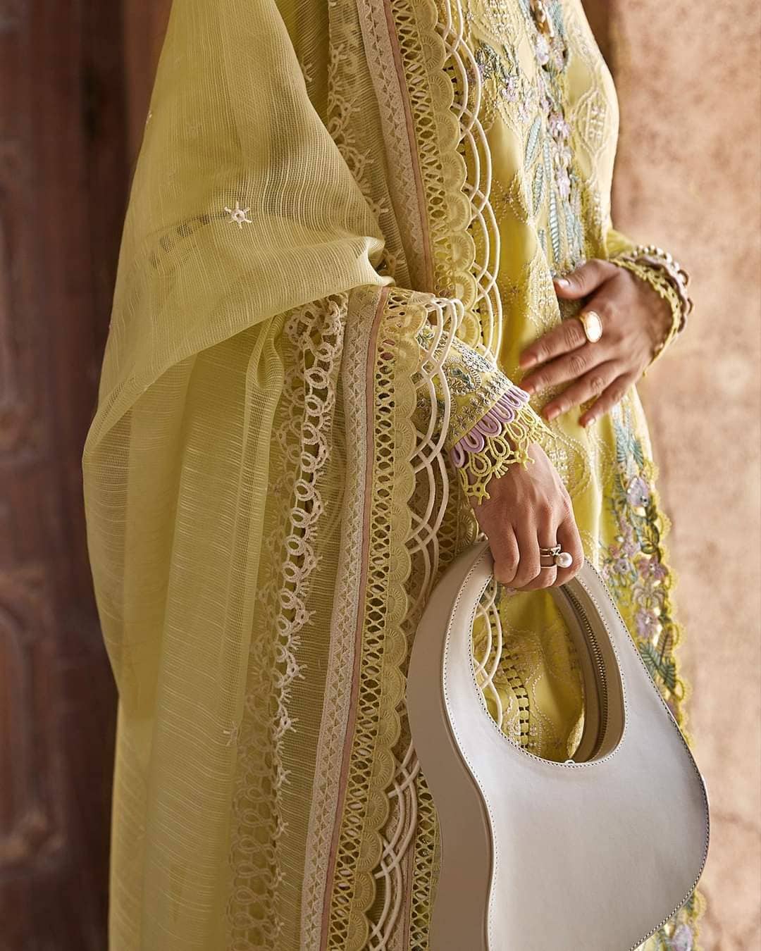 img_suffuse_lawn_collection_22_awwal_boutique