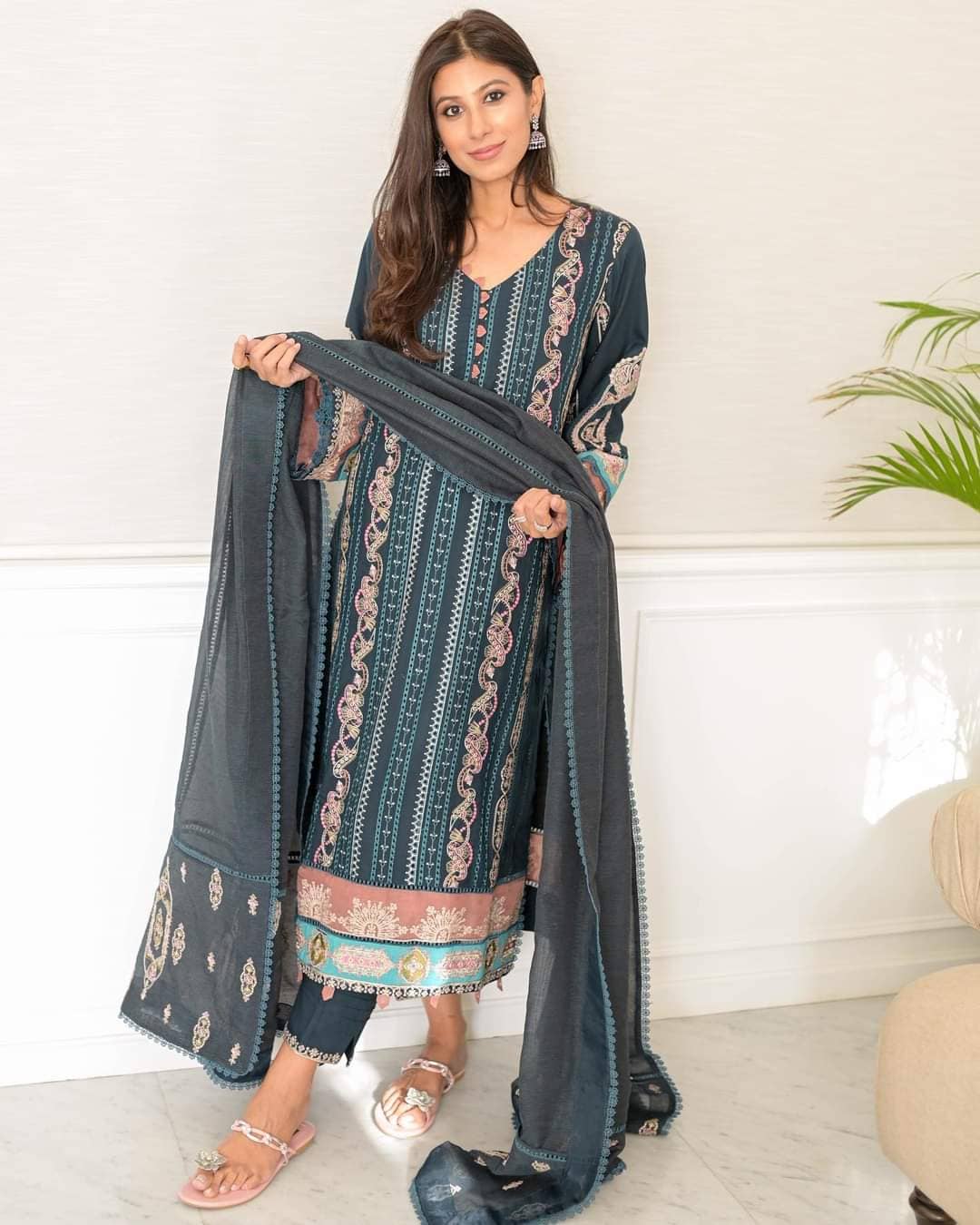 img_spotted_in_qalamkar_q_line_linen_2022_awwal_boutique