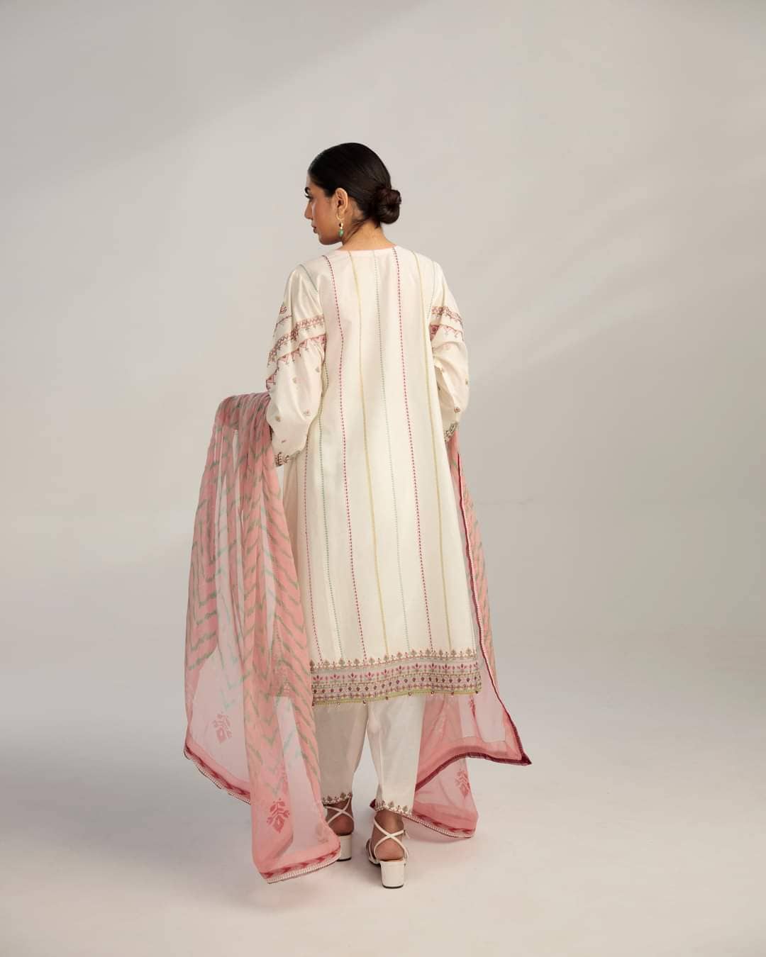 img_coco_lawn_by_zara_shahjahan_23_awwal_boutique