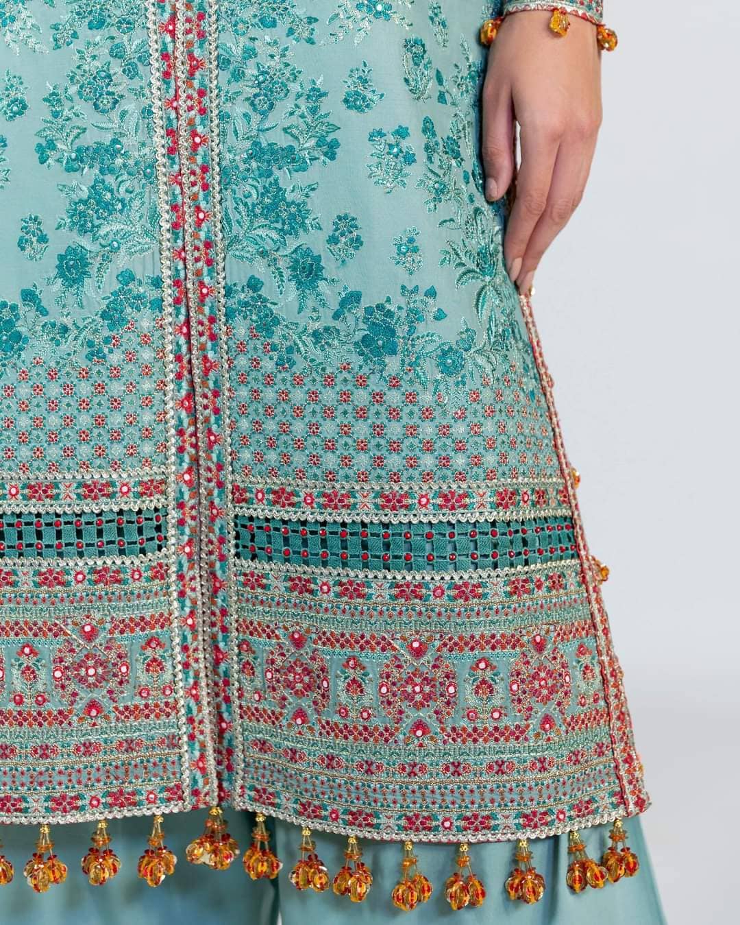 img_hussain_rehar_roshan_luxury_lawn_23_awwal_boutique