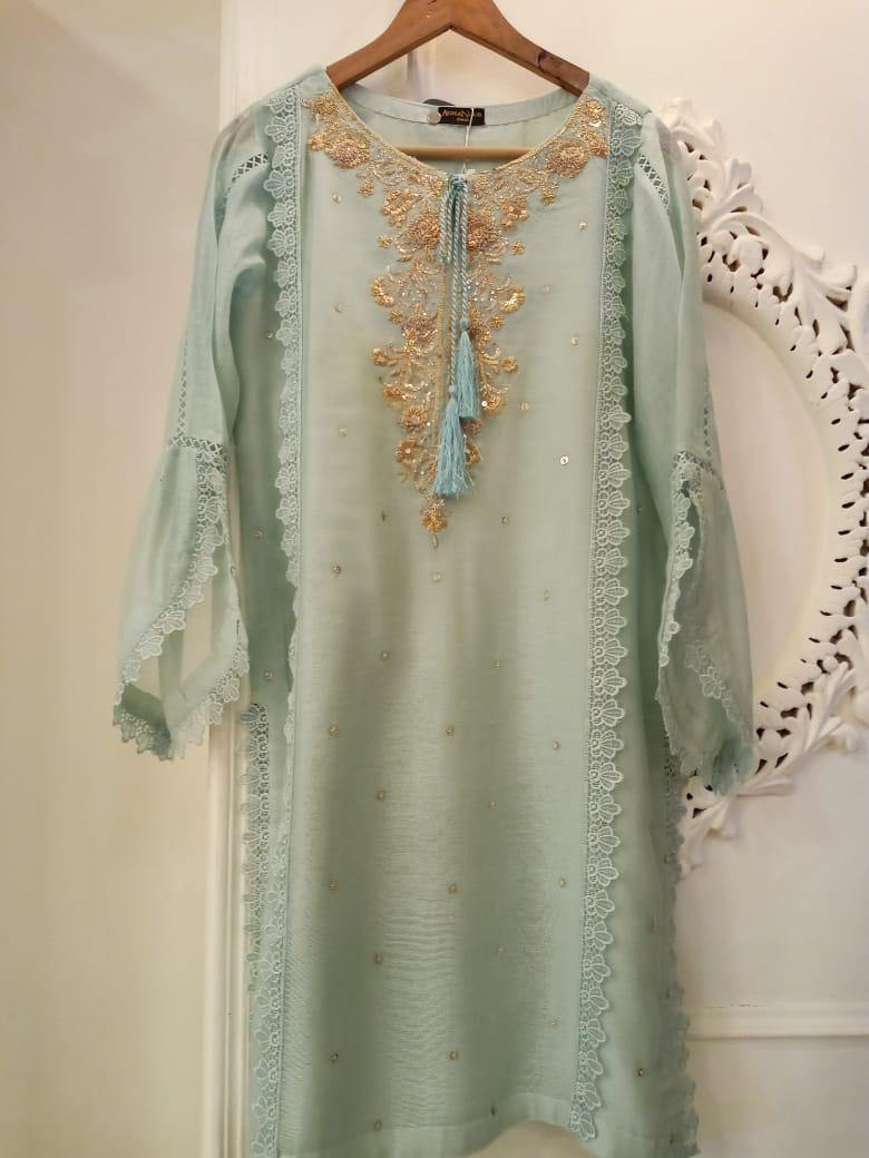 img_agha_noor_velvet_ready_made_sharara_style_wedding_awwal_boutique