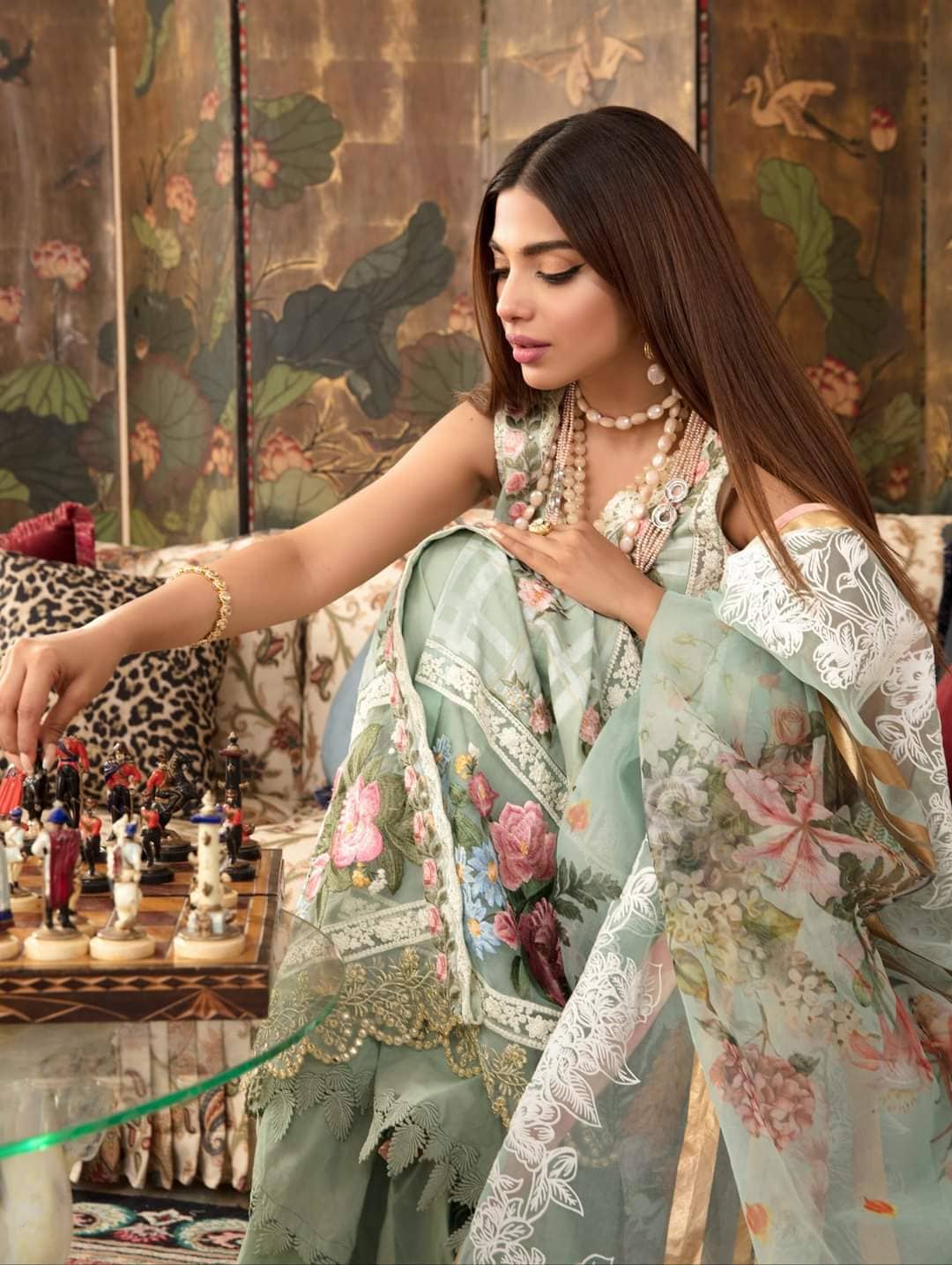 img_crimson_lawn_by_saira_shakira_awwal_boutique