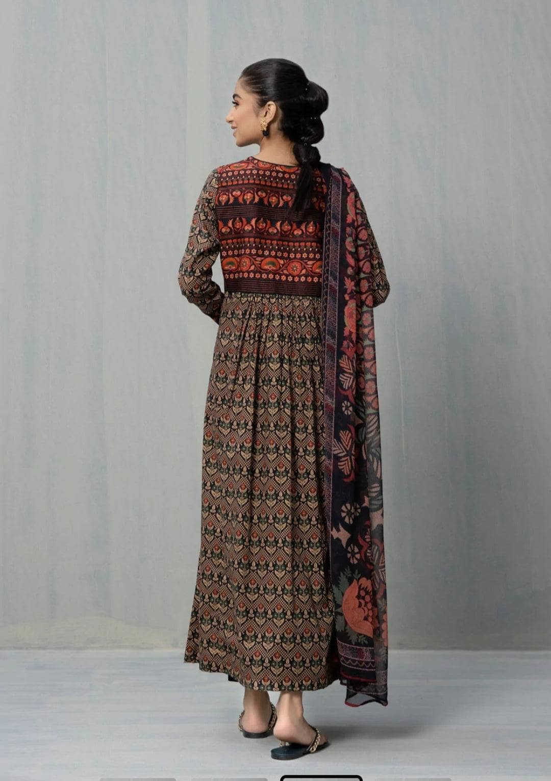 img_sapphire_intermix_awwal_boutique