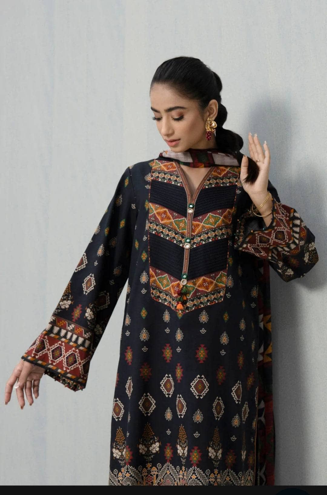 img_sapphire_intermix_awwal_boutique