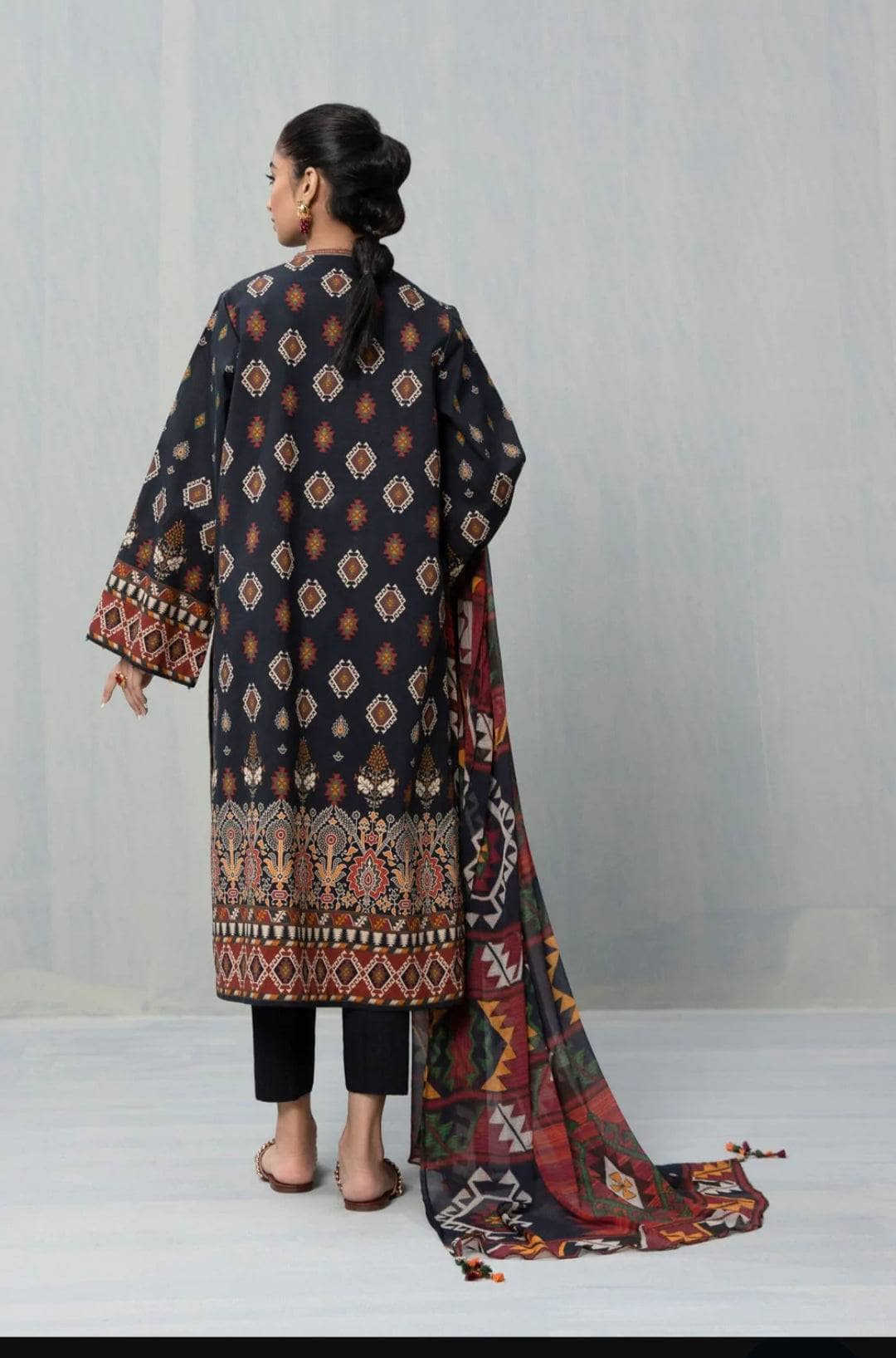 img_sapphire_intermix_awwal_boutique