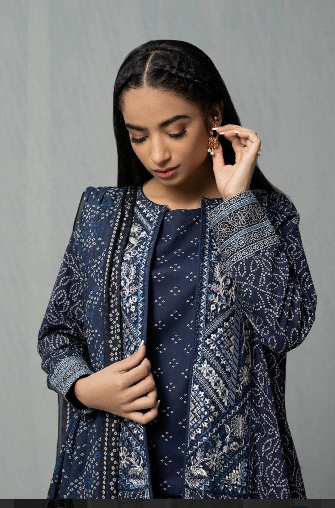 img_sapphire_intermix_awwal_boutique