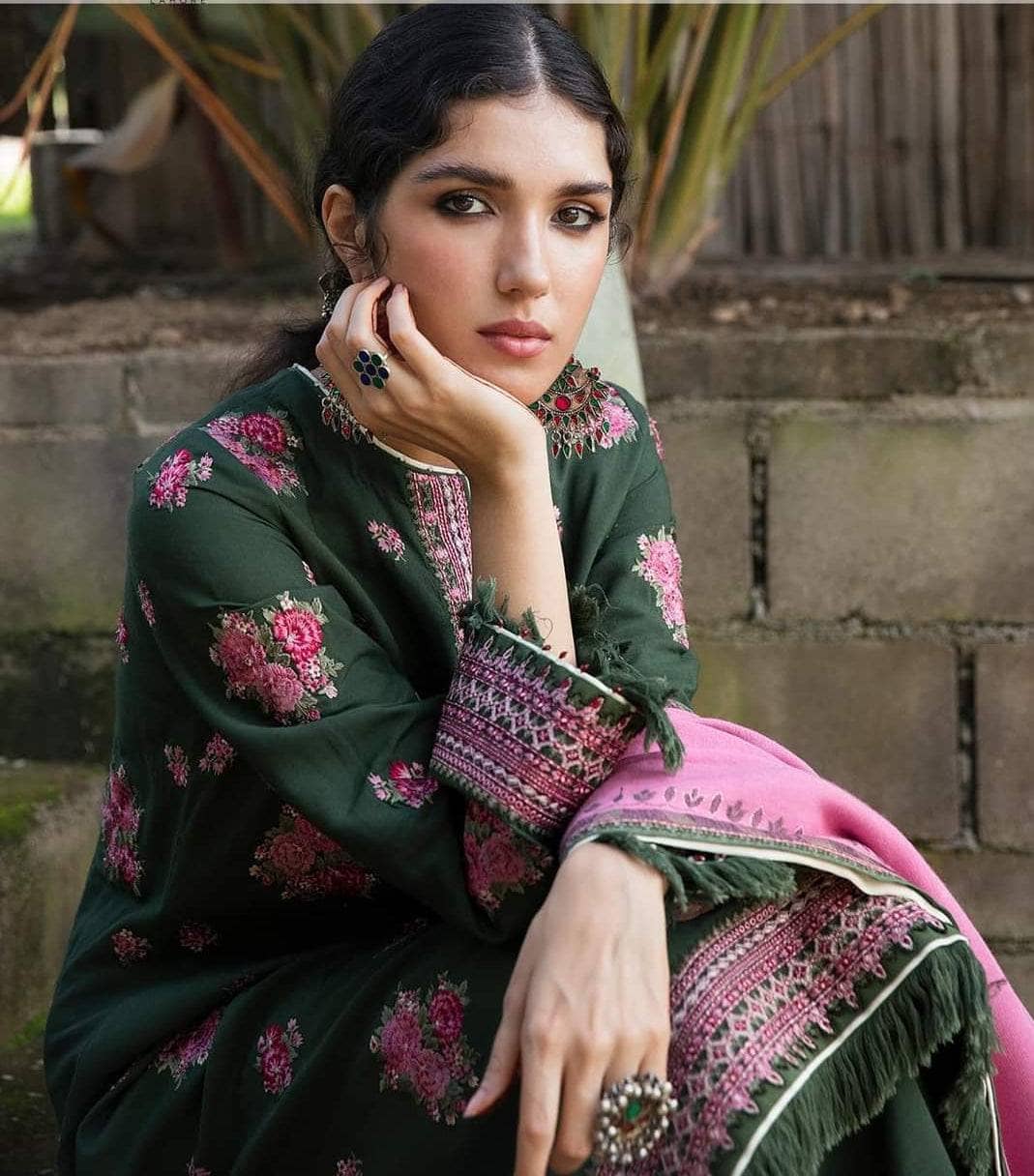 img_zara_shahjahan_winter_shawl_collection_22_awwal_boutique