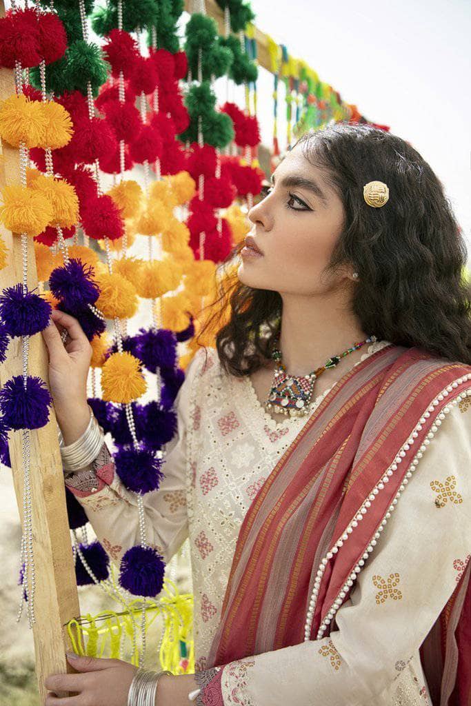 img_q_line_by_qalamkar_luxury_lawn_2021_awwal_boutique
