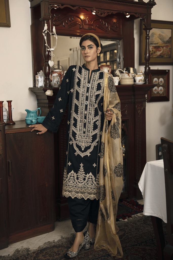 img_q_line_by_qalamkar_luxury_lawn_2021_awwal_boutique