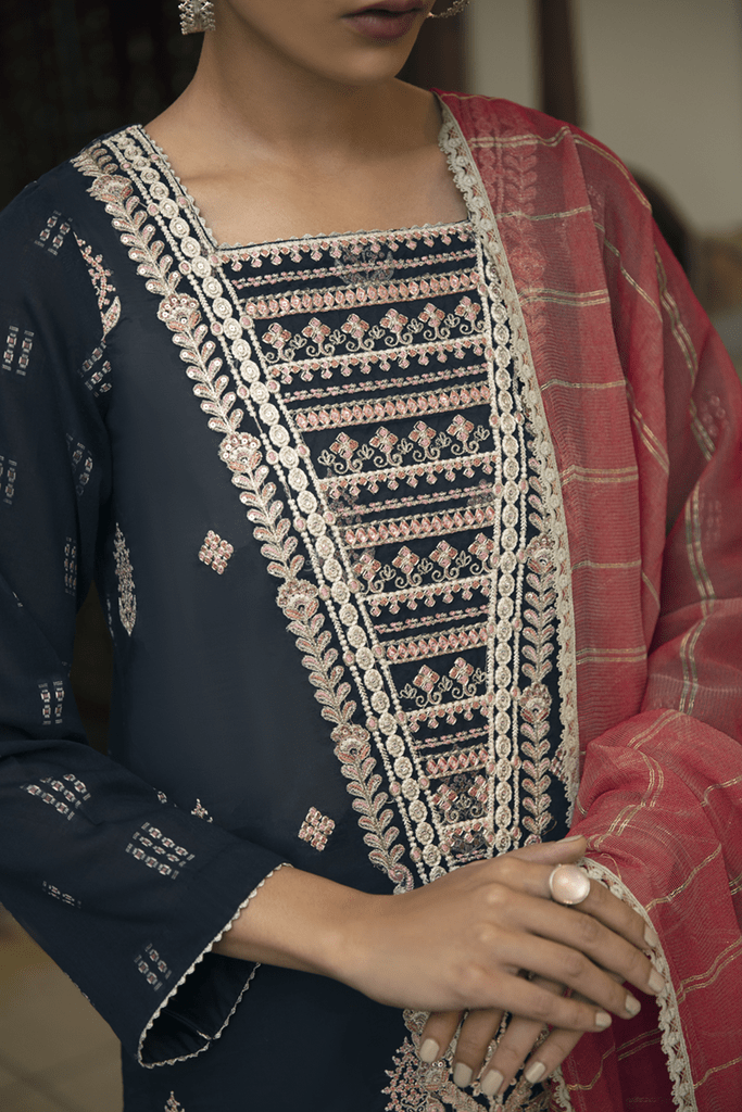 img_q_line_by_qalamkar_luxury_lawn_2021_awwal_boutique