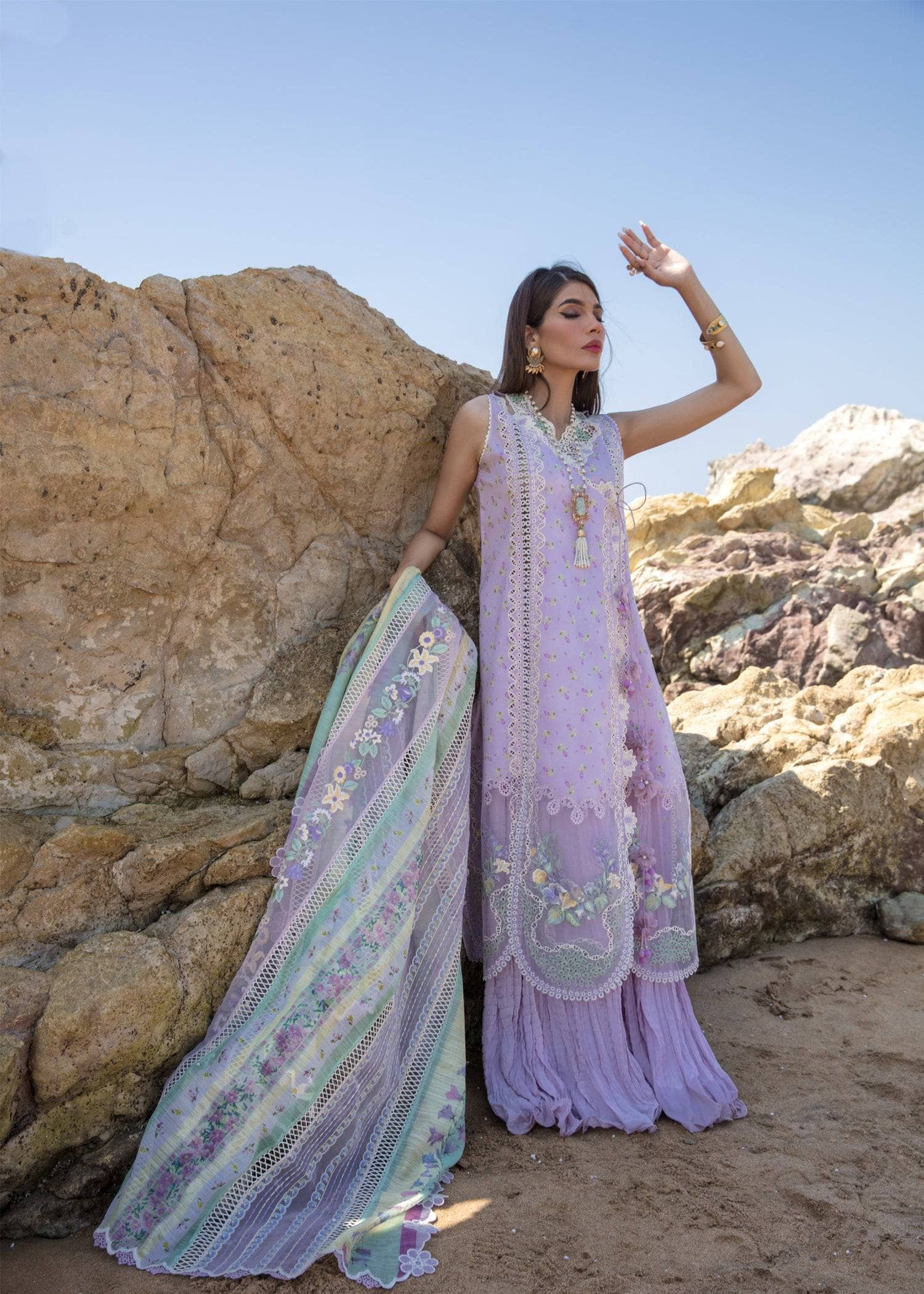 img_crimson_lawn_by_saira_shakira_awwal_boutique